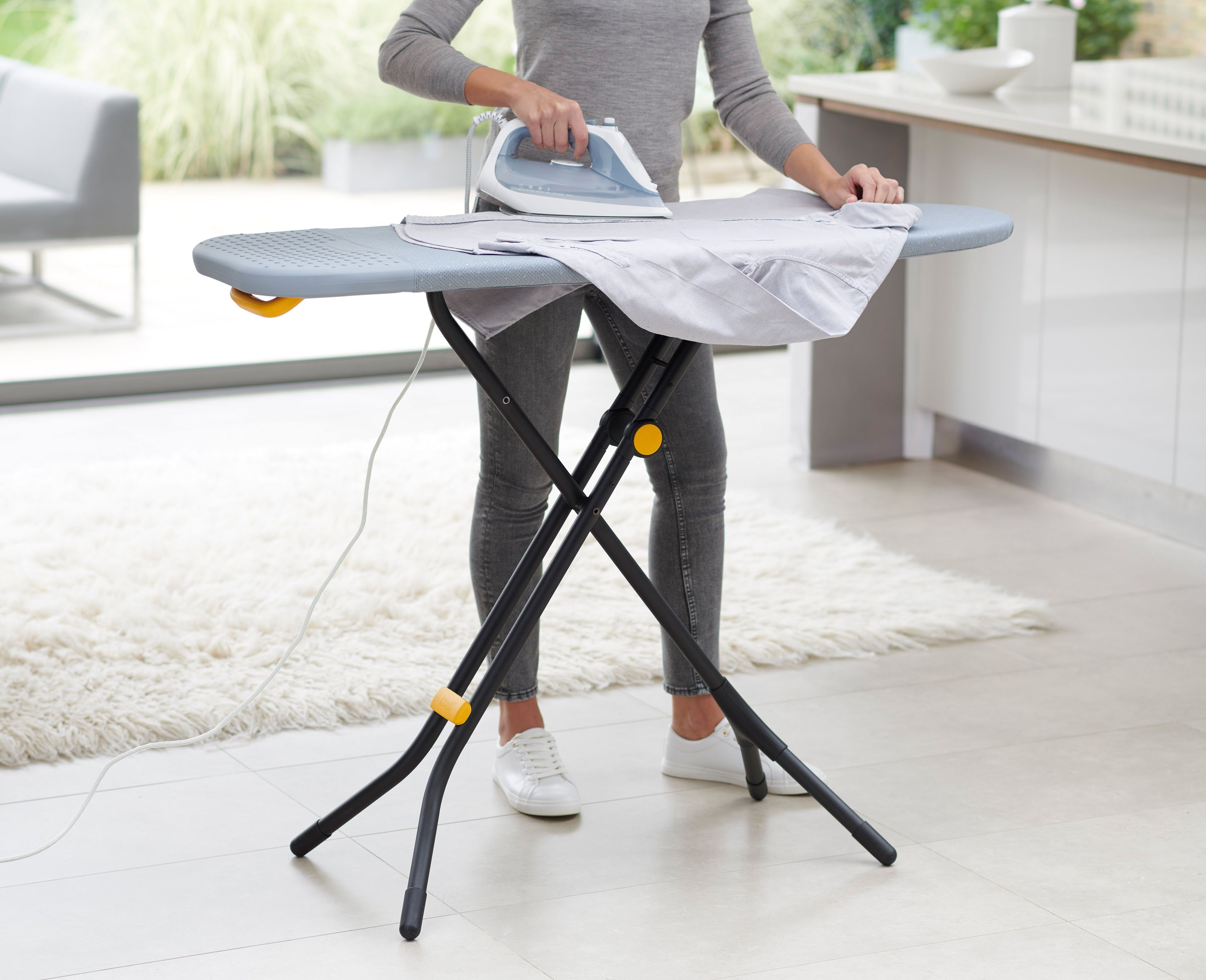 Joseph Joseph Bügelbrett Glide™ Easy-Store, Bügelfläche 108x38 cm, DripShield™ Technologie & hitzebeständiger Silikon-Bügeleisenauflage