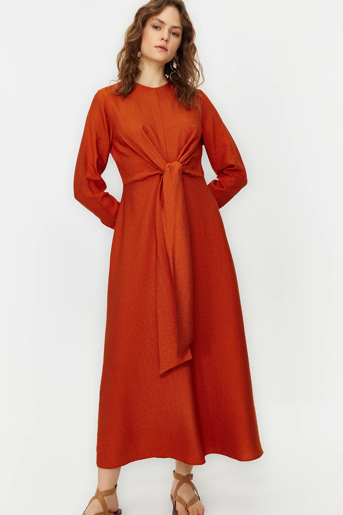 Trendyol Modest  Gefliestes Taillenband, detailliertes Webkleid TCTSS23EB00221