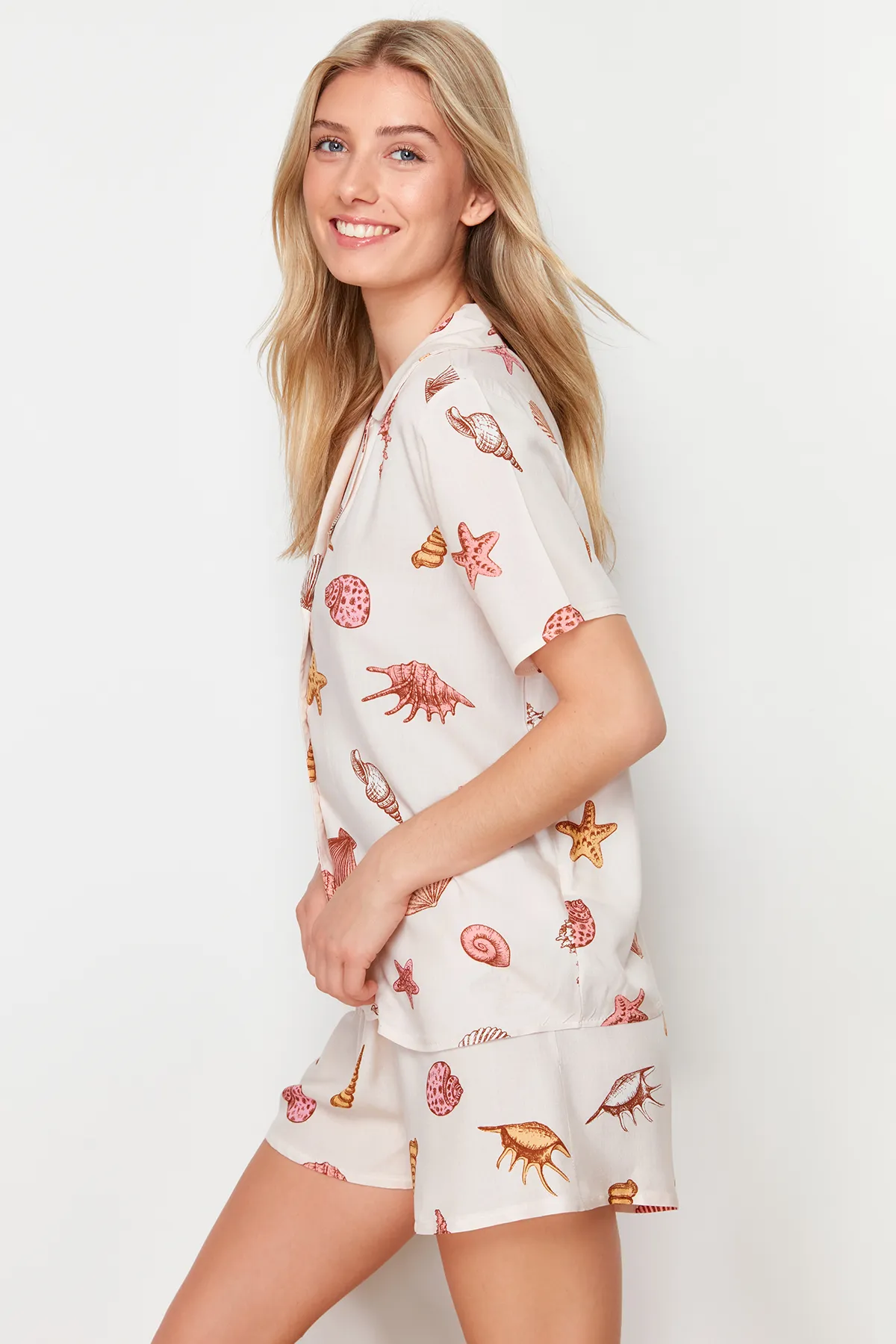 Trendyol Collection  Mehrfarbig bedrucktes Pyjama-Set aus gewebter Viskose THMSS24PT00303