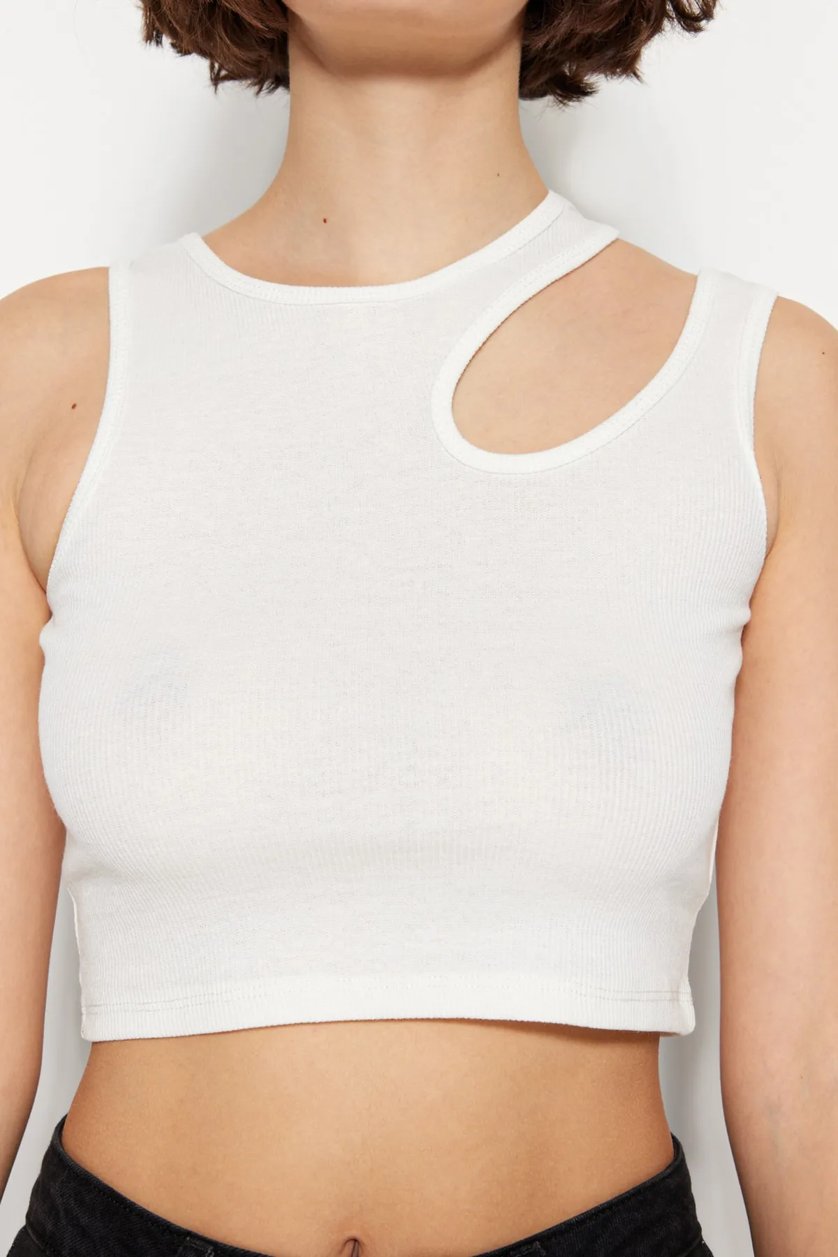 Trendyol Collection  Schwarz-weißes 2er-Pack tailliertes, kurzes, geripptes, flexibles Strick-Tanktop mit Cut-Outs TWOSS23AL00006