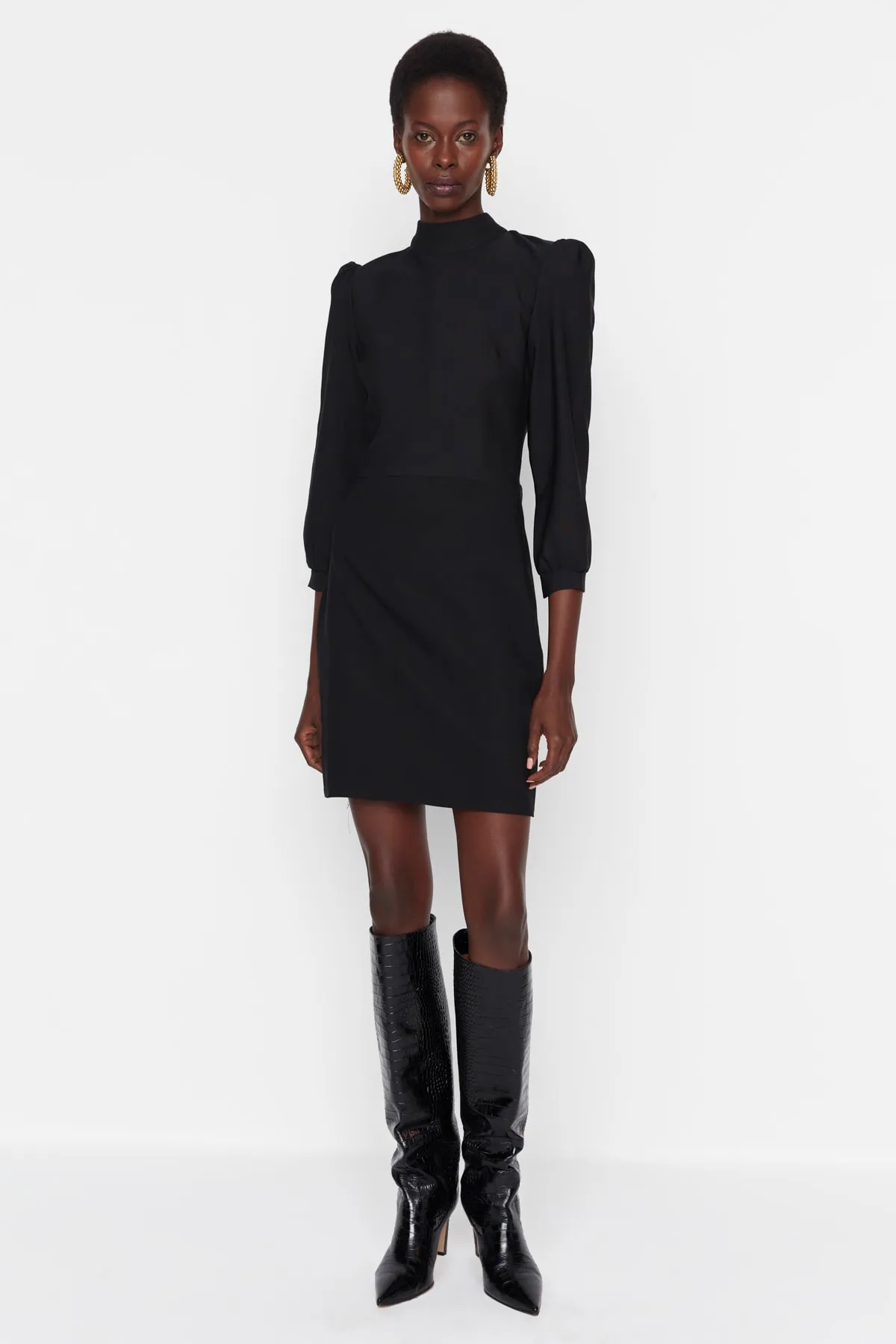 Trendyol Collection  Schwarzes Mini-Webkleid mit hohem Kragen TWOAW20EL1691