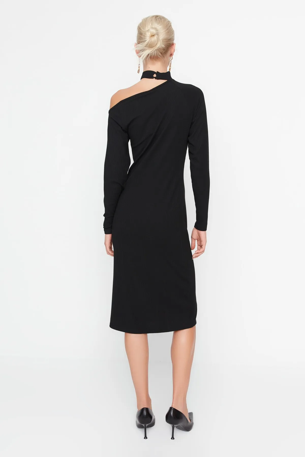 Trendyol Collection  Schwarzes, detailliertes, geripptes Strickkleid mit Ausschnitten TWOAW23EL00107