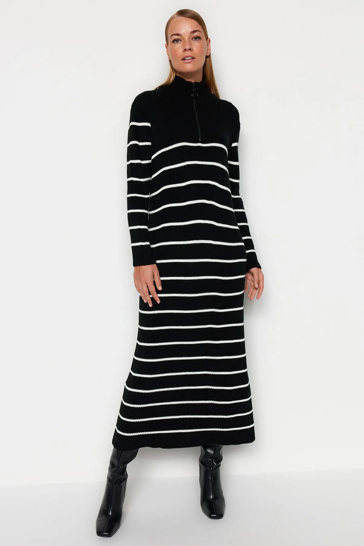 Trendyol Modest  Schwarzes Strickkleid mit Streifen und Reißverschluss TCTAW24EB00019