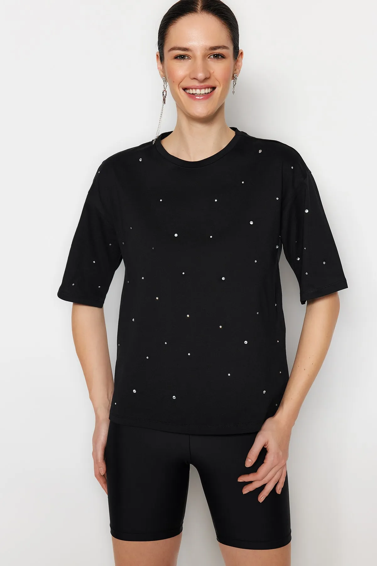 Trendyol Collection  Schwarzes Stone-detailliertes, entspanntes/weites, entspannt geschnittenes Strick-T-Shirt mit Rundhalsausschnitt TWOSS23TS00153