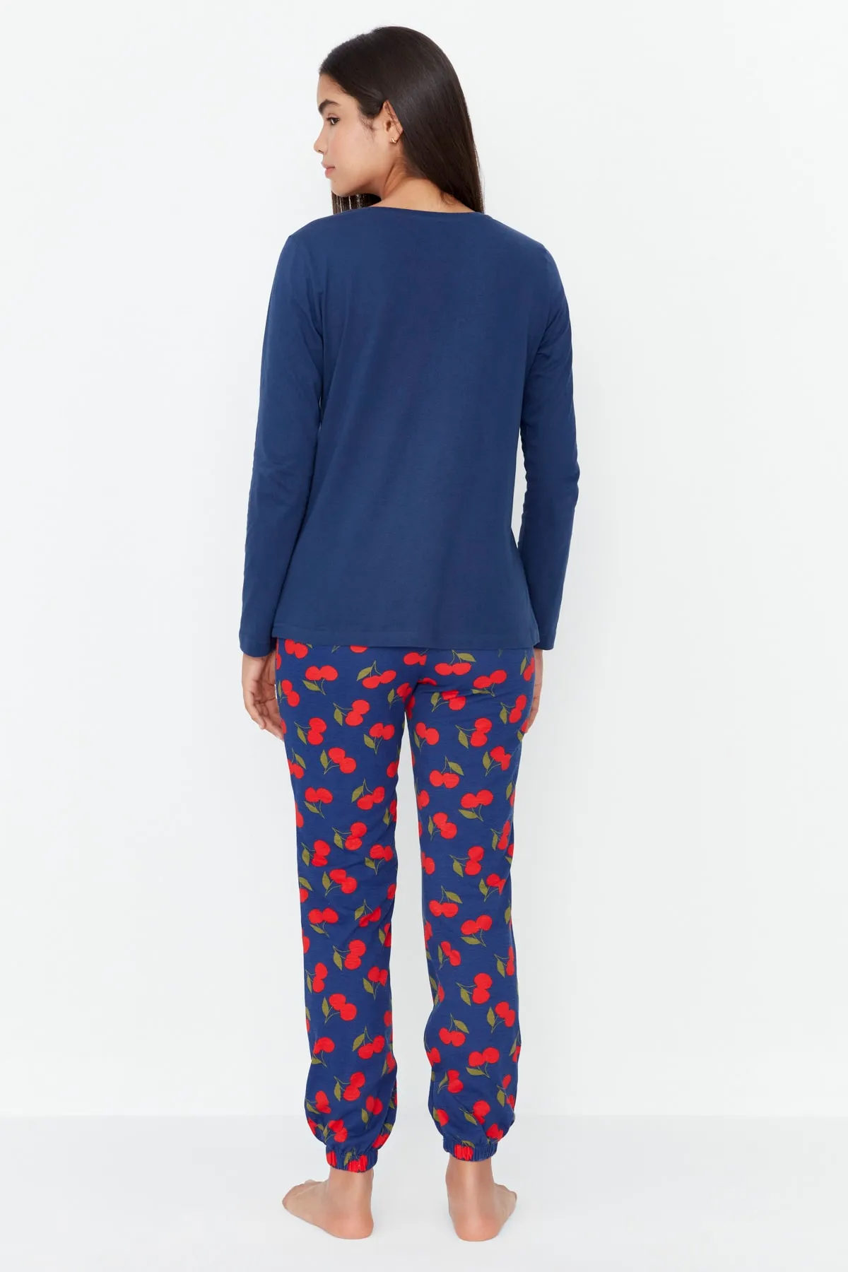 Trendyol Collection  Marineblaues gestricktes Pyjama-Set aus 100 % Baumwolle mit Kirschmuster THMAW23PT00494