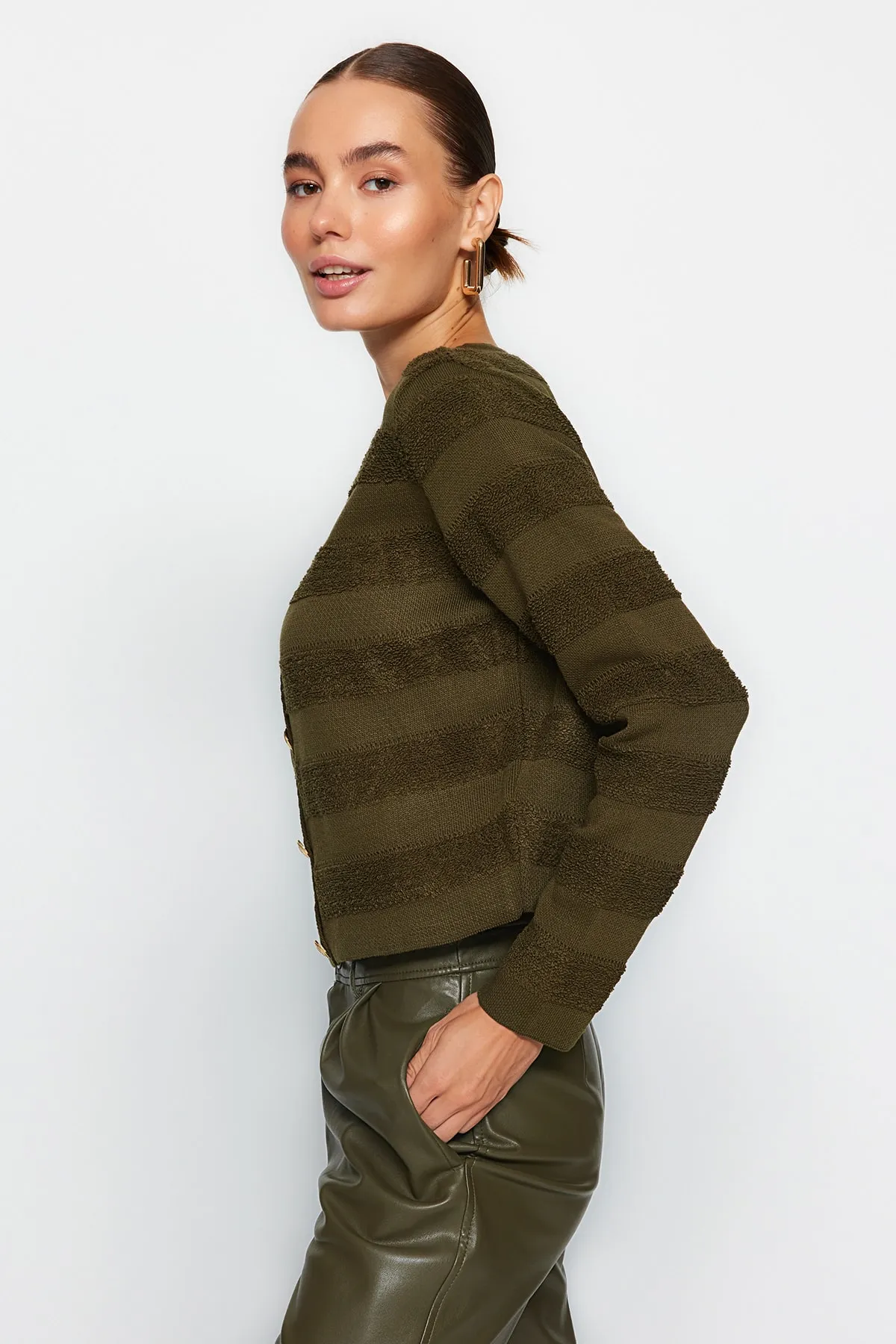 Trendyol Collection  Khakifarbene Strickjacke mit Rundhalsausschnitt TWOAW24HI00337