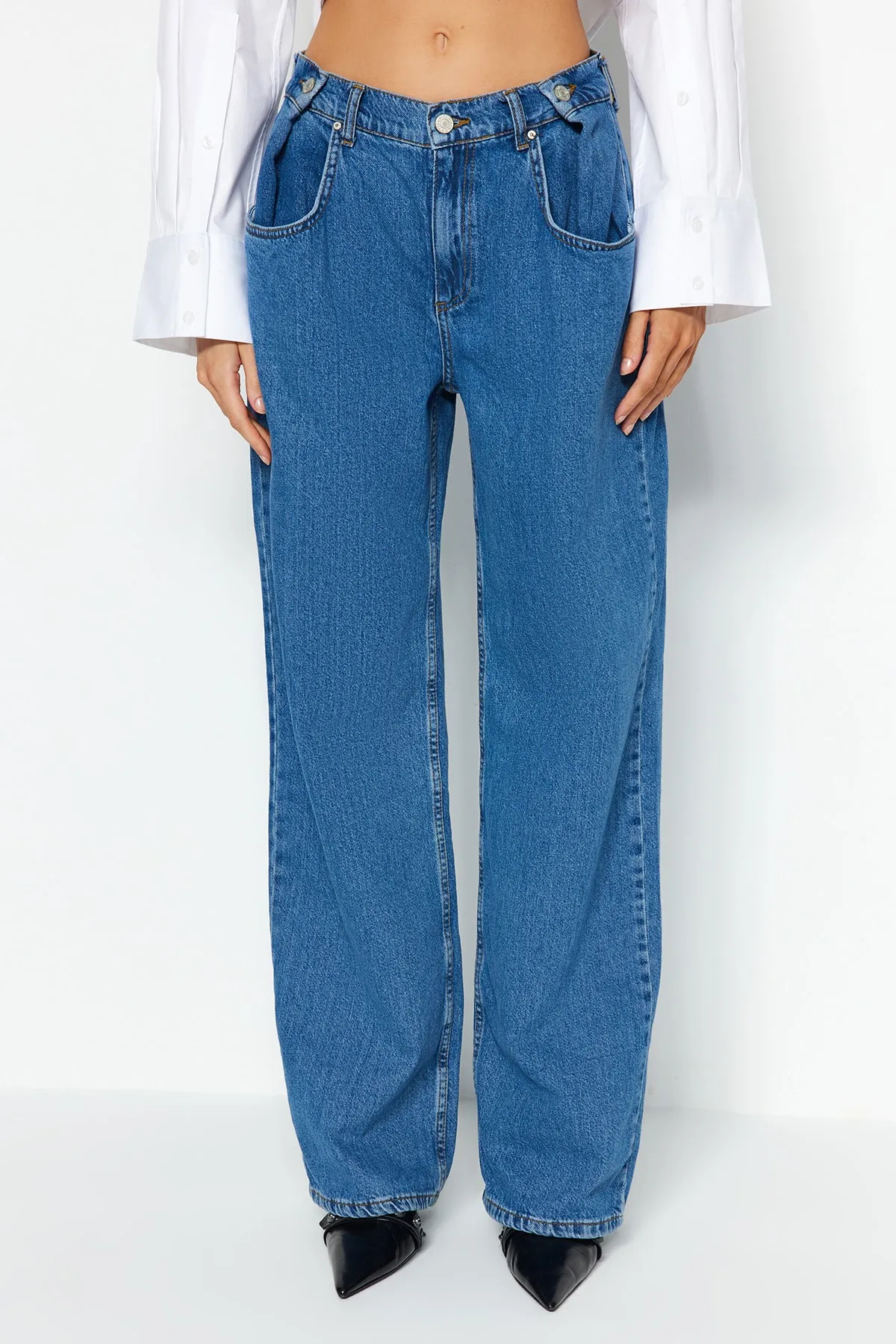 Trendyol Collection  Blaue Jeans mit hoher Taille und weitem Bein und Knopfleiste, Faltendesign TWOAW24JE00005