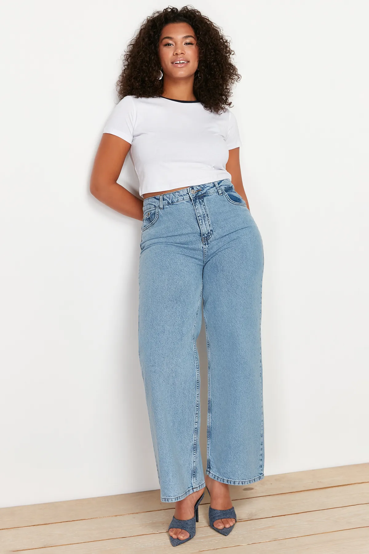 Trendyol Curve  Hellblaue, weit geschnittene Jeans mit hoher Taille TBSSS24CJ00028