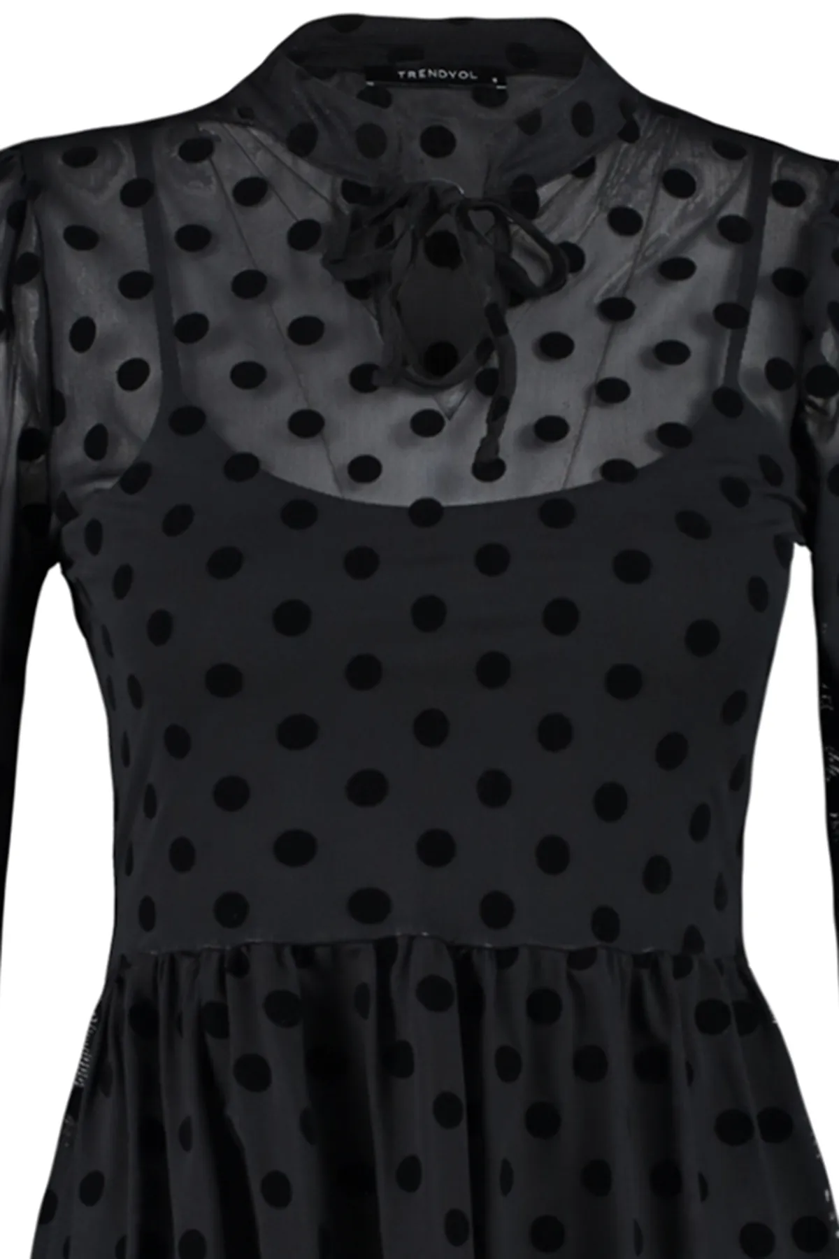Trendyol Collection  Schwarzes gepunktetes Skater-Mini-Strickkleid mit langen Ärmeln und gefüttertem Tüll TWOAW24EL00743