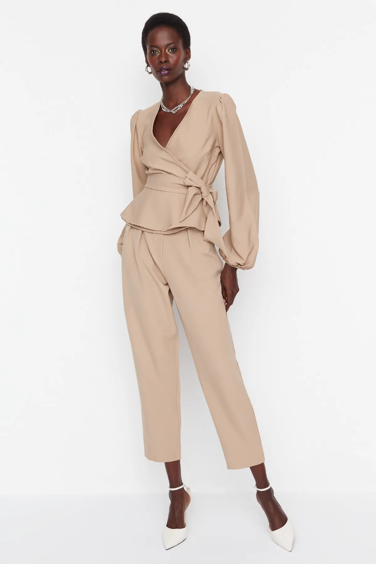 Trendyol Collection  Nerzfarbene Webhose mit Gürtel TWOAW23PL00224