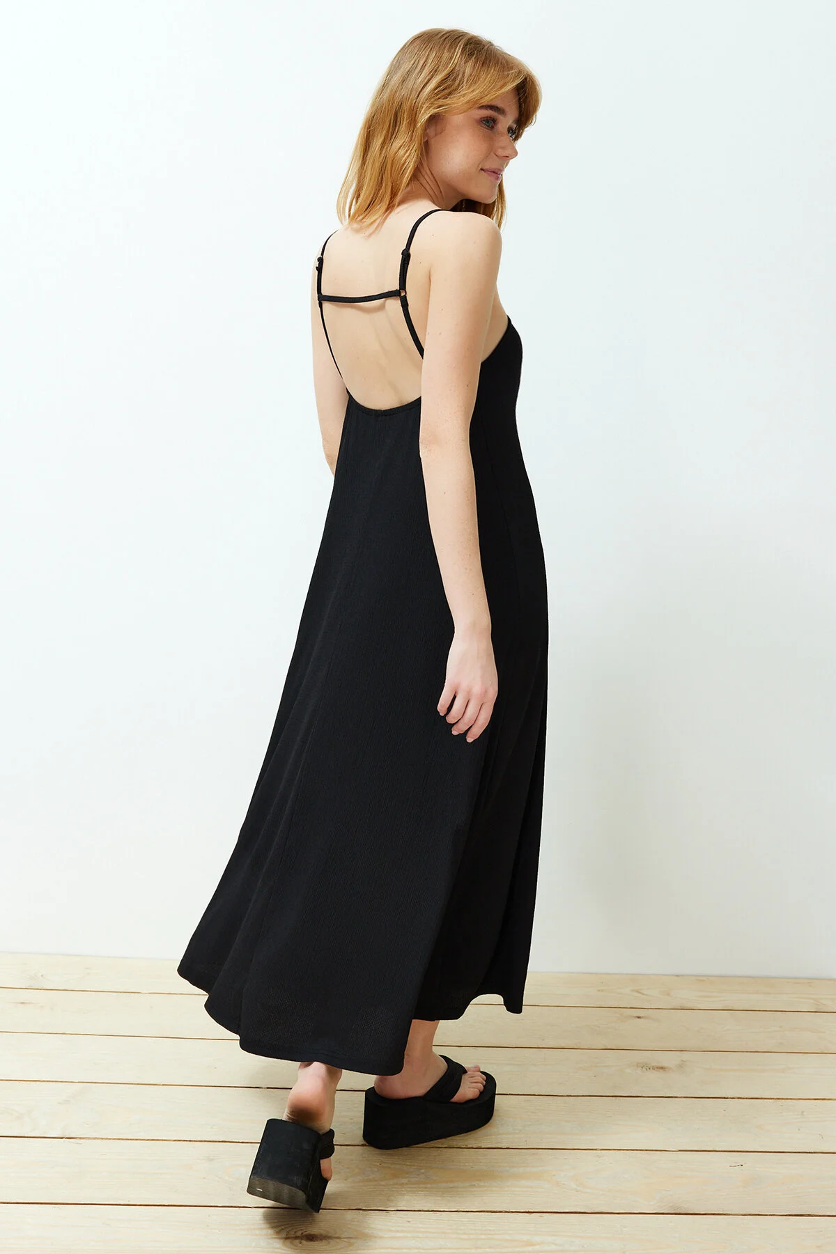 Trendyol Collection  Schwarzes A-Linien-Maxikleid aus gedrehtem/strukturiertem Strick mit Trägern TWOSS24EL00060