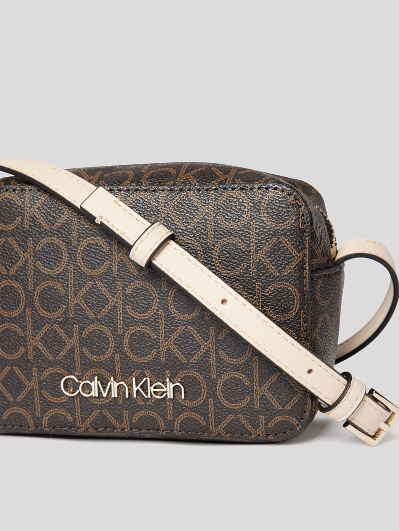 Camera Bag mit Logo-Muster in dunkelbraun