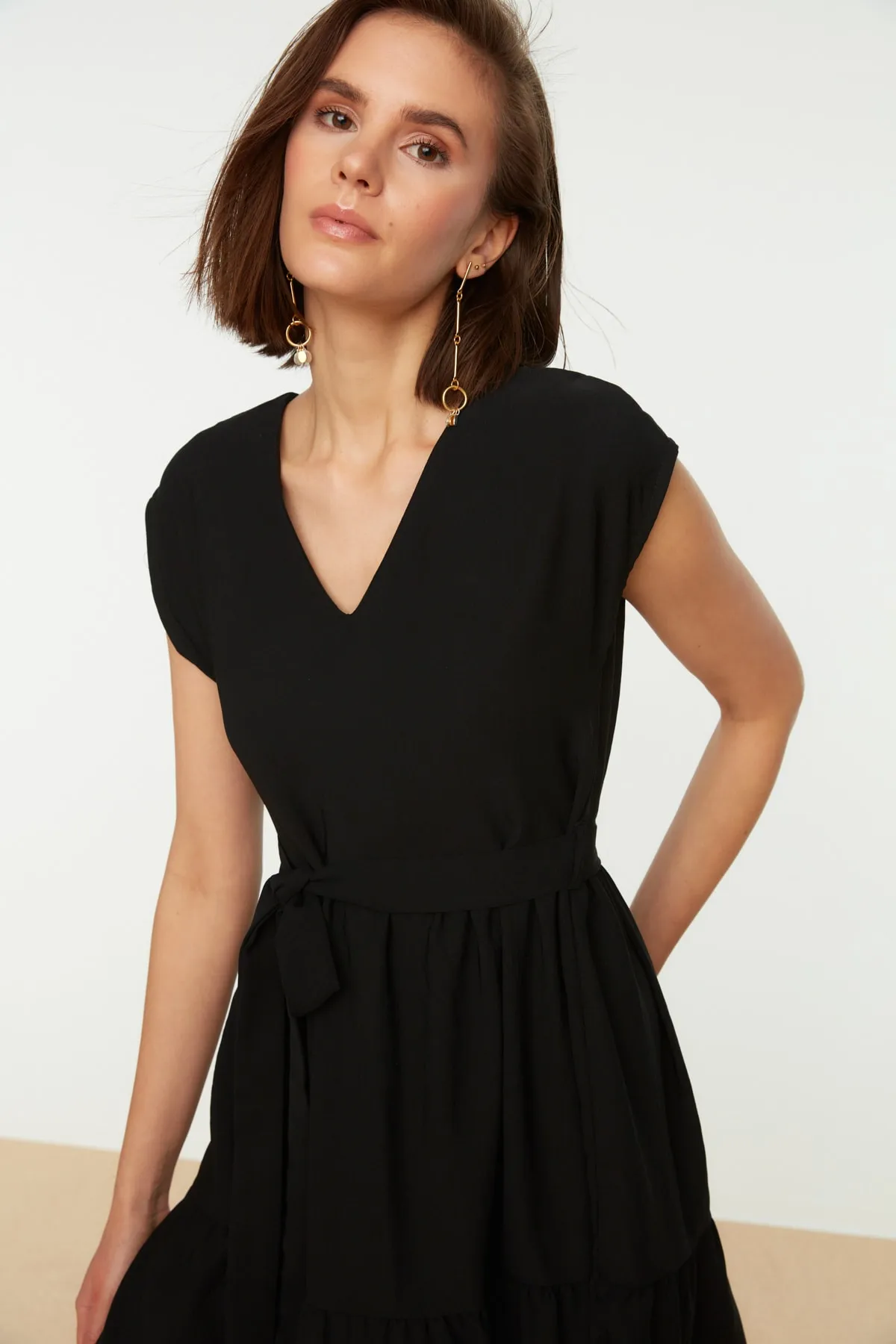 Trendyol Collection  Schwarzes Mini-Webkleid mit Gürtel und Taillenöffnung TWOSS20EL0628