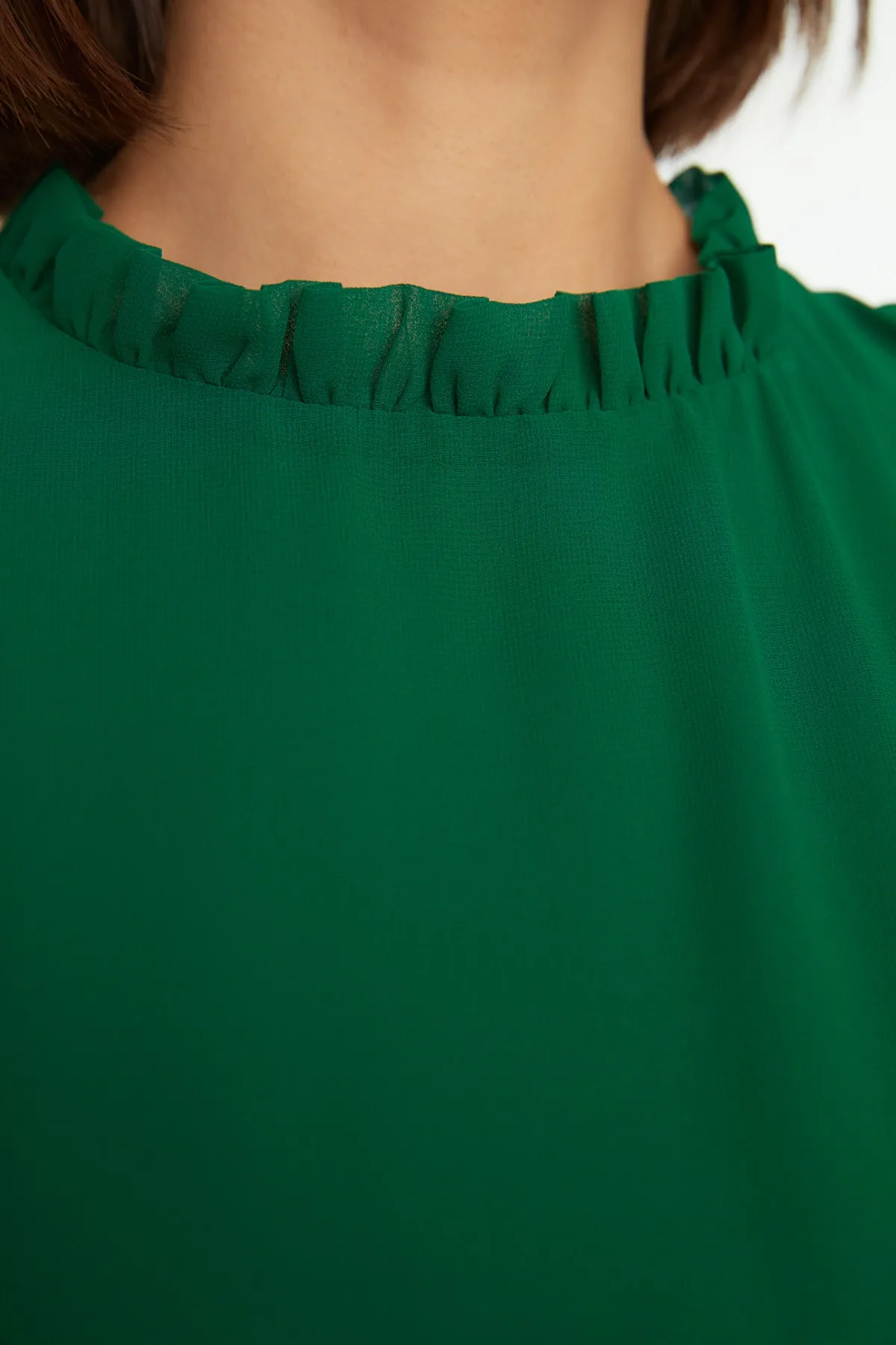 Trendyol Collection  Grüner gewebter Mini-Rock mit hohem Kragen, gewebtes Kleid mit Rüschen TWOSS20EL0237