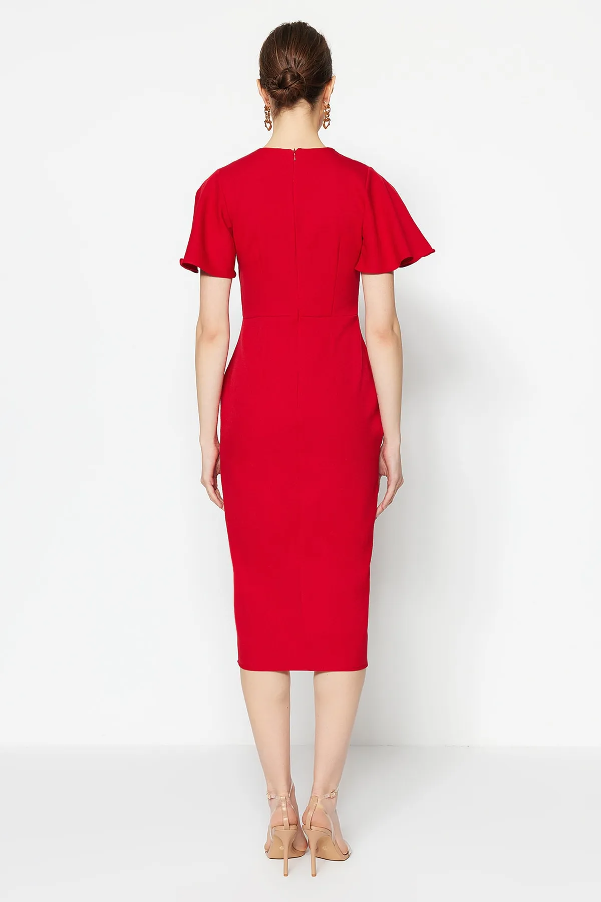 Trendyol Collection  Rotes, figurbetontes, gewebtes Midi-Kleid mit tiefem Ausschnitt und detailliertem, kurzärmeligem, geschlitztem Webkleid TWOSS23EL00604