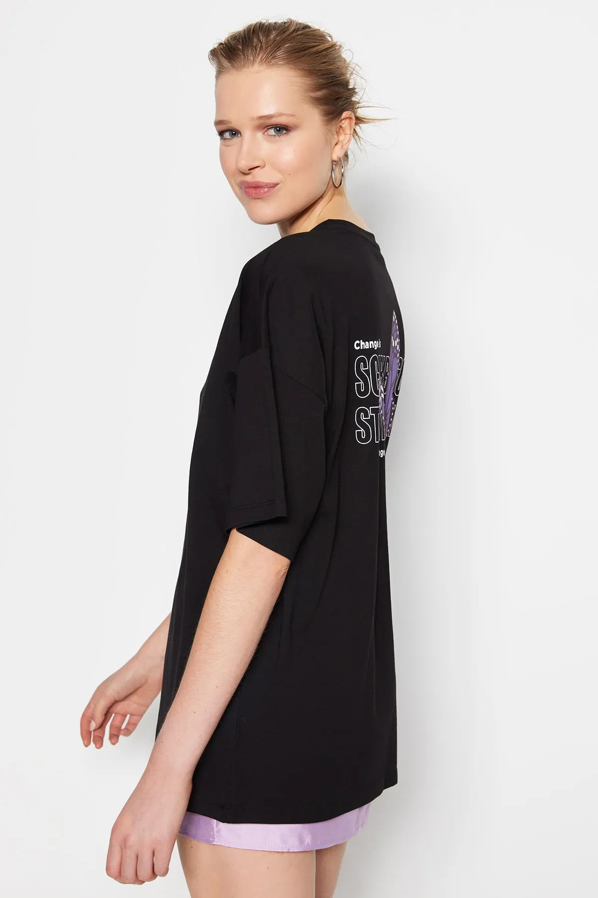 Trendyol Collection  Schwarzes Strick-T-Shirt mit Schmetterlingsdruck aus 100 % Baumwolle auf der Vorder- und Rückseite mit übergroßem/breitem Muster TWOSS23TS00188