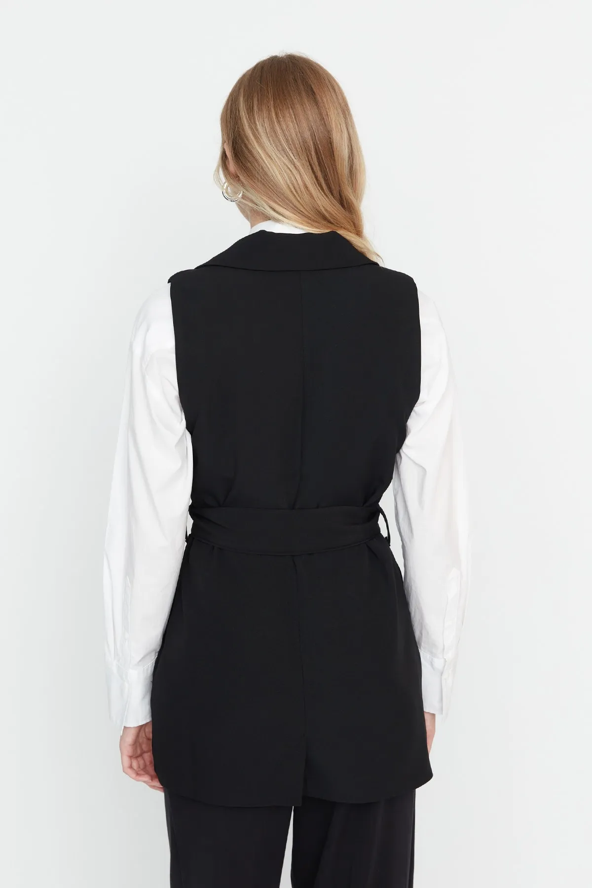 Trendyol Modest  Schwarze gewebte Weste mit Jackenkragen und Taillengürtel TCTAW23YL00014