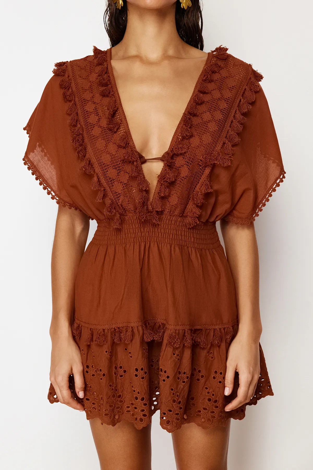 Trendyol Collection  Braunes Mini-Strandkleid aus 100 % Baumwolle mit gewebten Brode-Details TBESS21EL1248