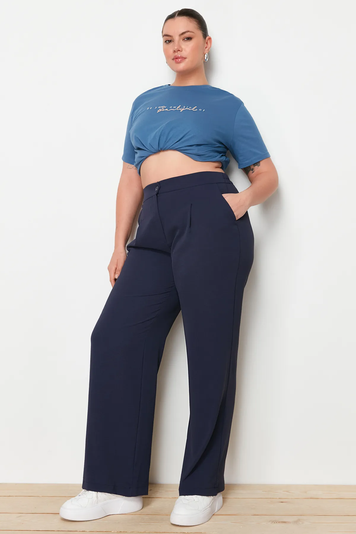 Trendyol Curve  Marineblaue plissierte Webhose mit hoher Taille TBBSS22PL0448