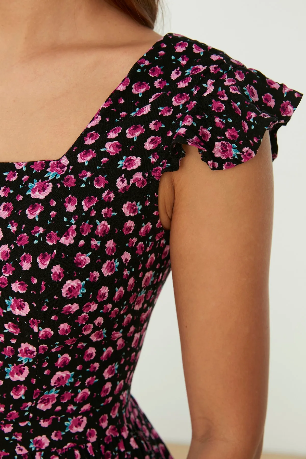 Trendyol Collection  Mehrfarbiges, gewebtes Kleid aus Viskose mit Blumendruck und quadratischem Ausschnitt in A-Linie TWOSS20EL3331