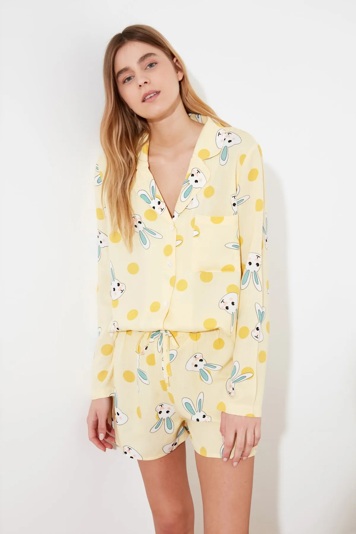 Trendyol Collection  Gelbes Pyjama-Set aus Viskose mit Kaninchenmuster und Hemd und Shorts THMSS21PT0302