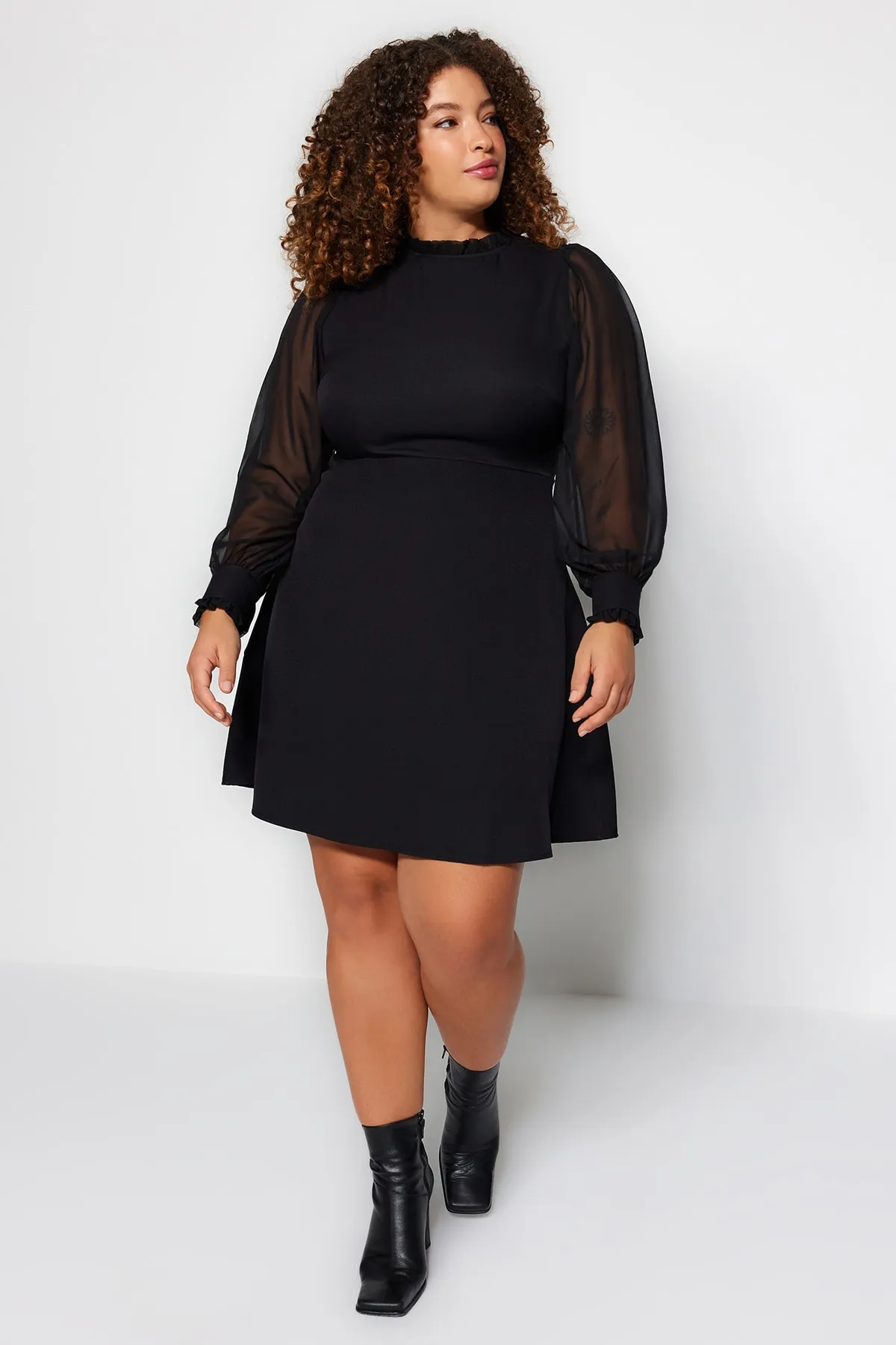 Trendyol Curve  Schwarzes A-Linien-Webkleid mit hohem Kragen TBBAW24AH00049