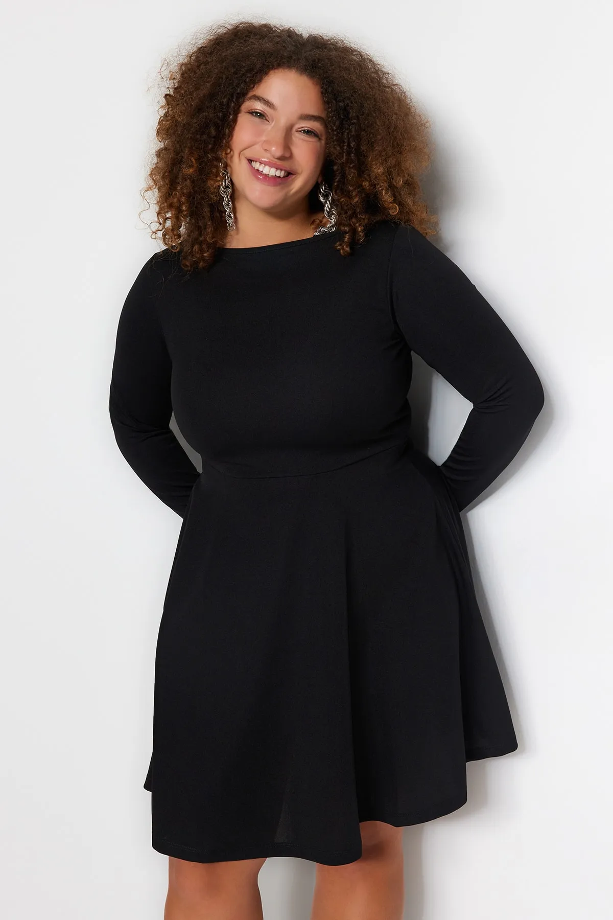 Trendyol Curve  Schwarz-lila Mini-Strickkleid mit Taillenöffnung TBBAW24AH00061