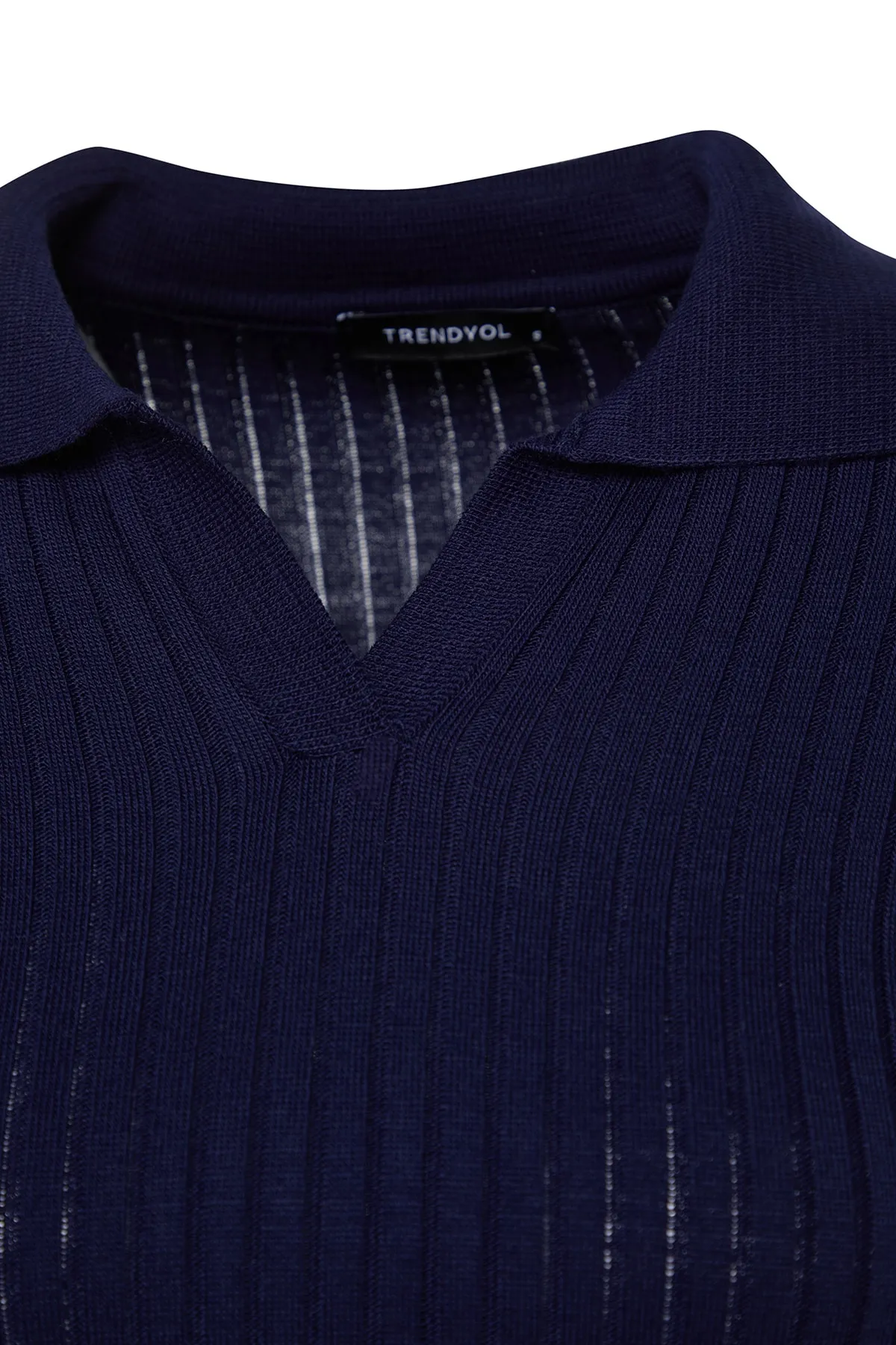 Trendyol Collection  Marineblaues Midi-Strickkleid mit Rollkragen TWOAW22EL1376