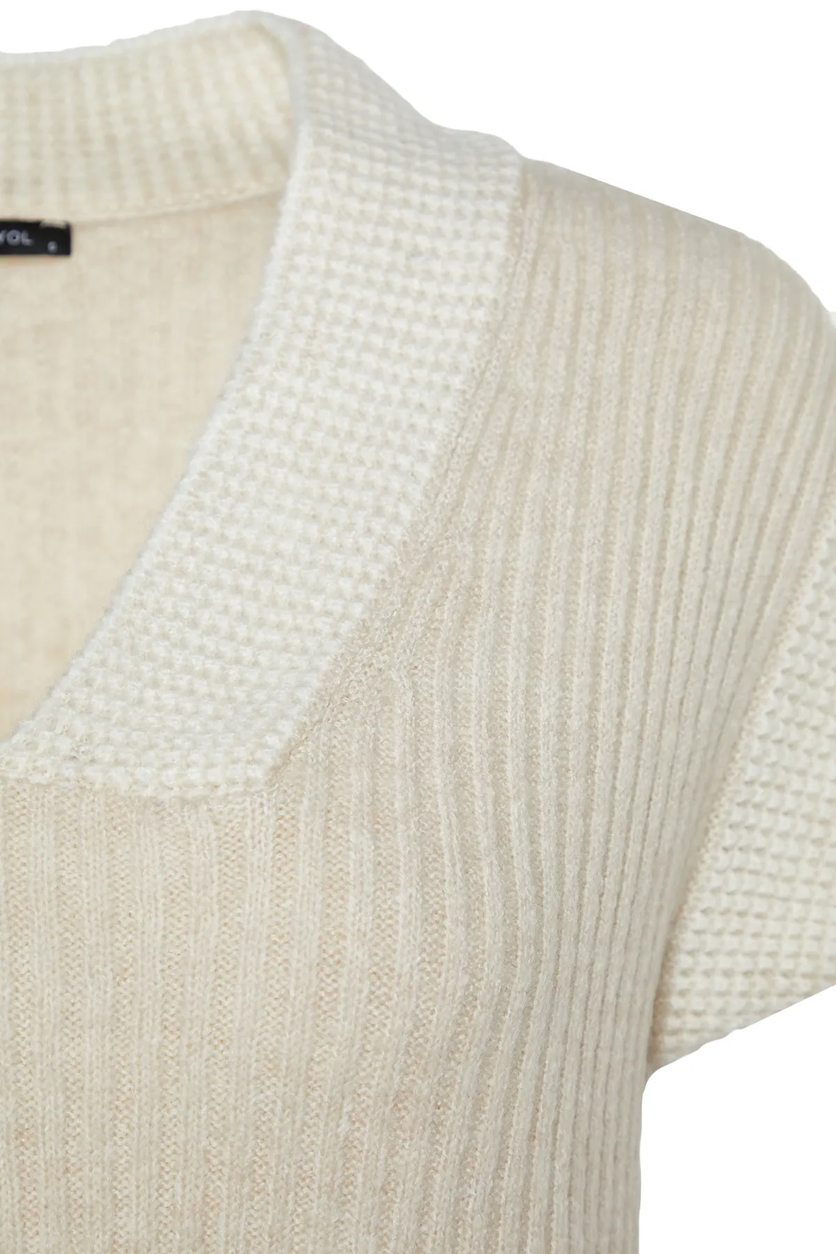 Trendyol Modest  Steinfarbener Thessaloniki-Strickpullover mit V-Ausschnitt und Blockfarben TCTAW24UV00000