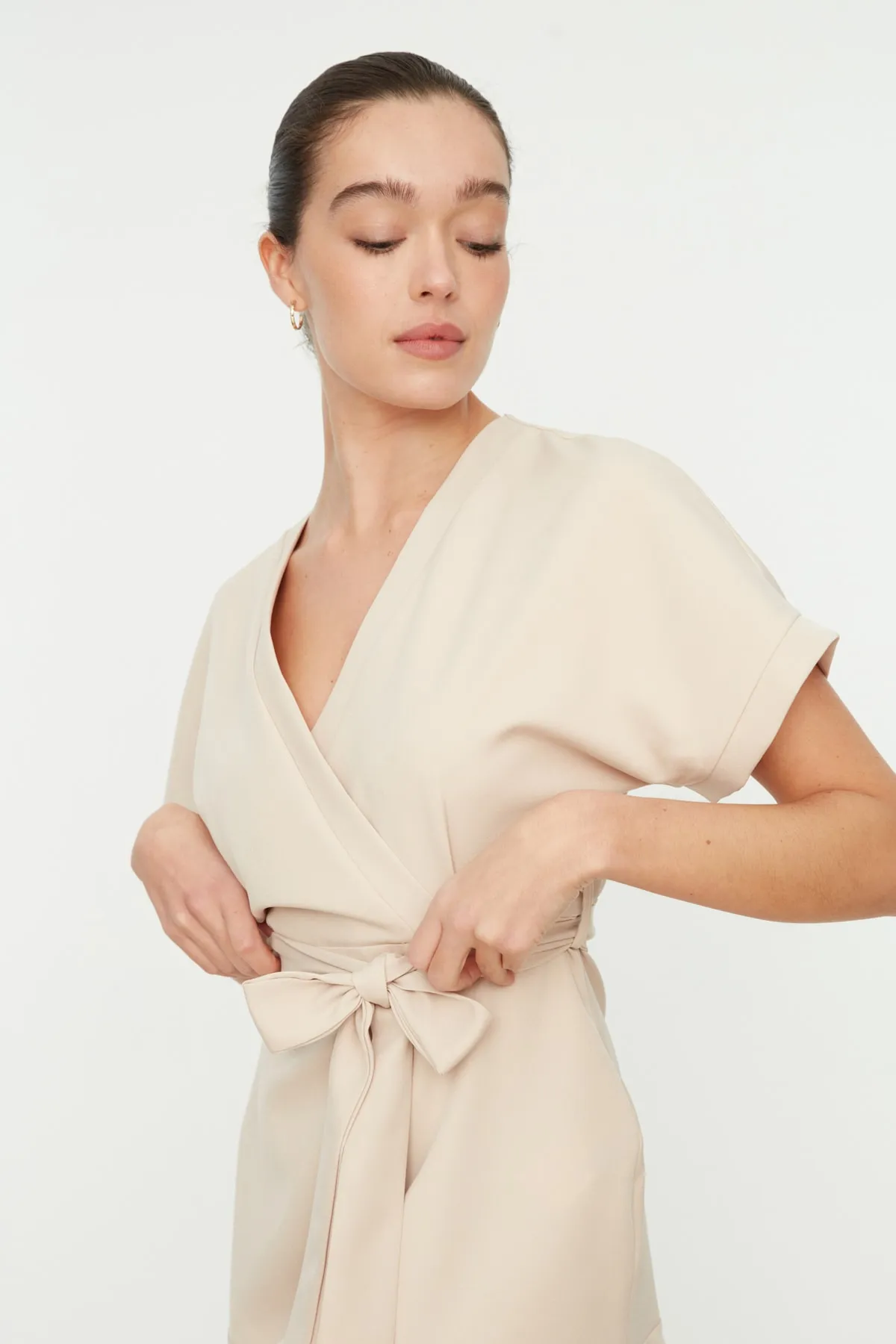 Trendyol Collection  Mini-Webrock mit Steingürtel, gewebtes Kleid mit Rüschen TWOSS20EL0944