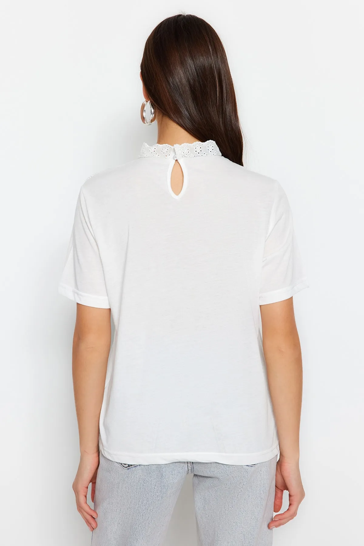 Trendyol Collection  Weiße bestickte Strickbluse aus Baumwolle mit hohem Kragen und Grundmuster TWOSS23BZ00879