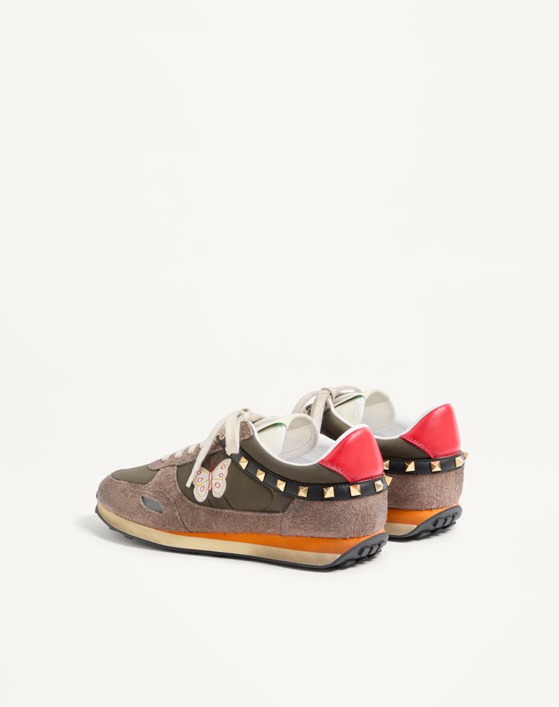 Tênis com tachas em couro dividido e nylon com bordado de borboleta.