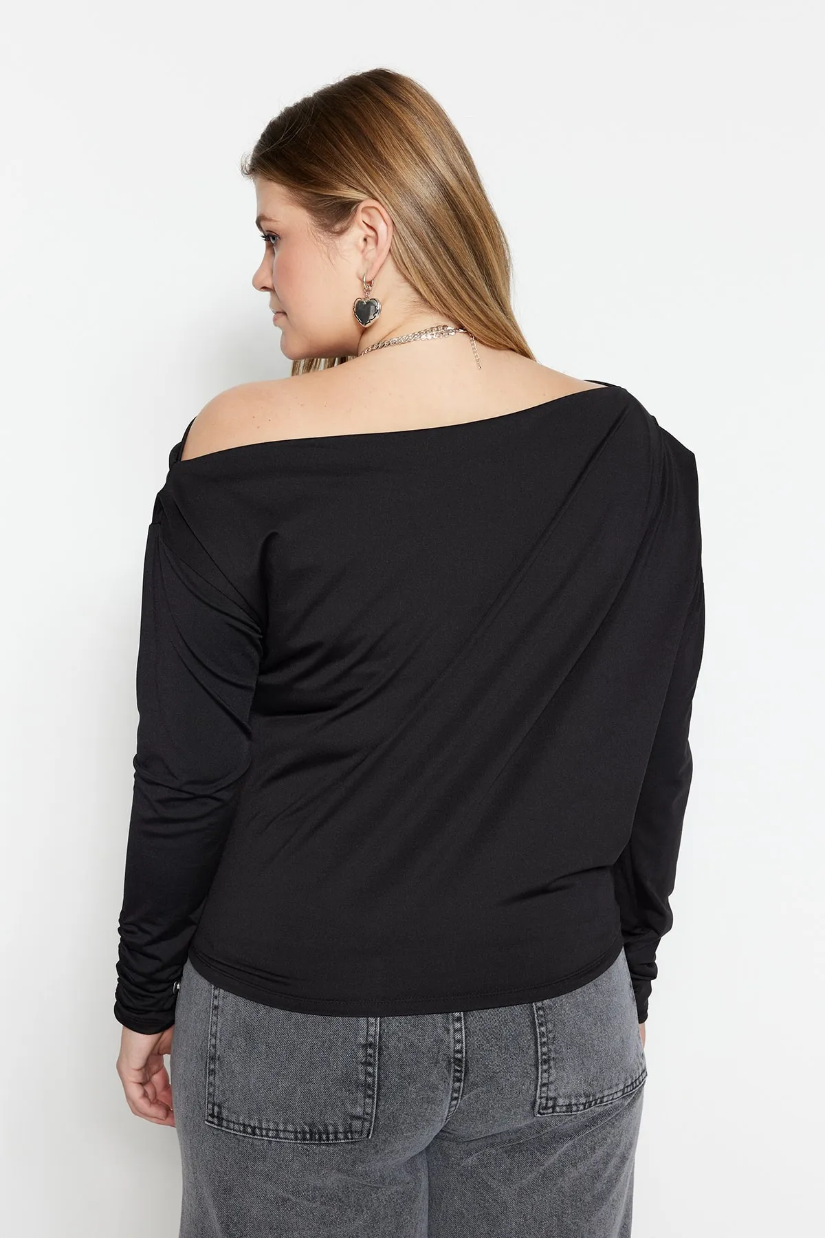 Trendyol Curve  Schwarze Scuba-Schulterdetaillierte, flexible Strickbluse TBBAW23AF00010