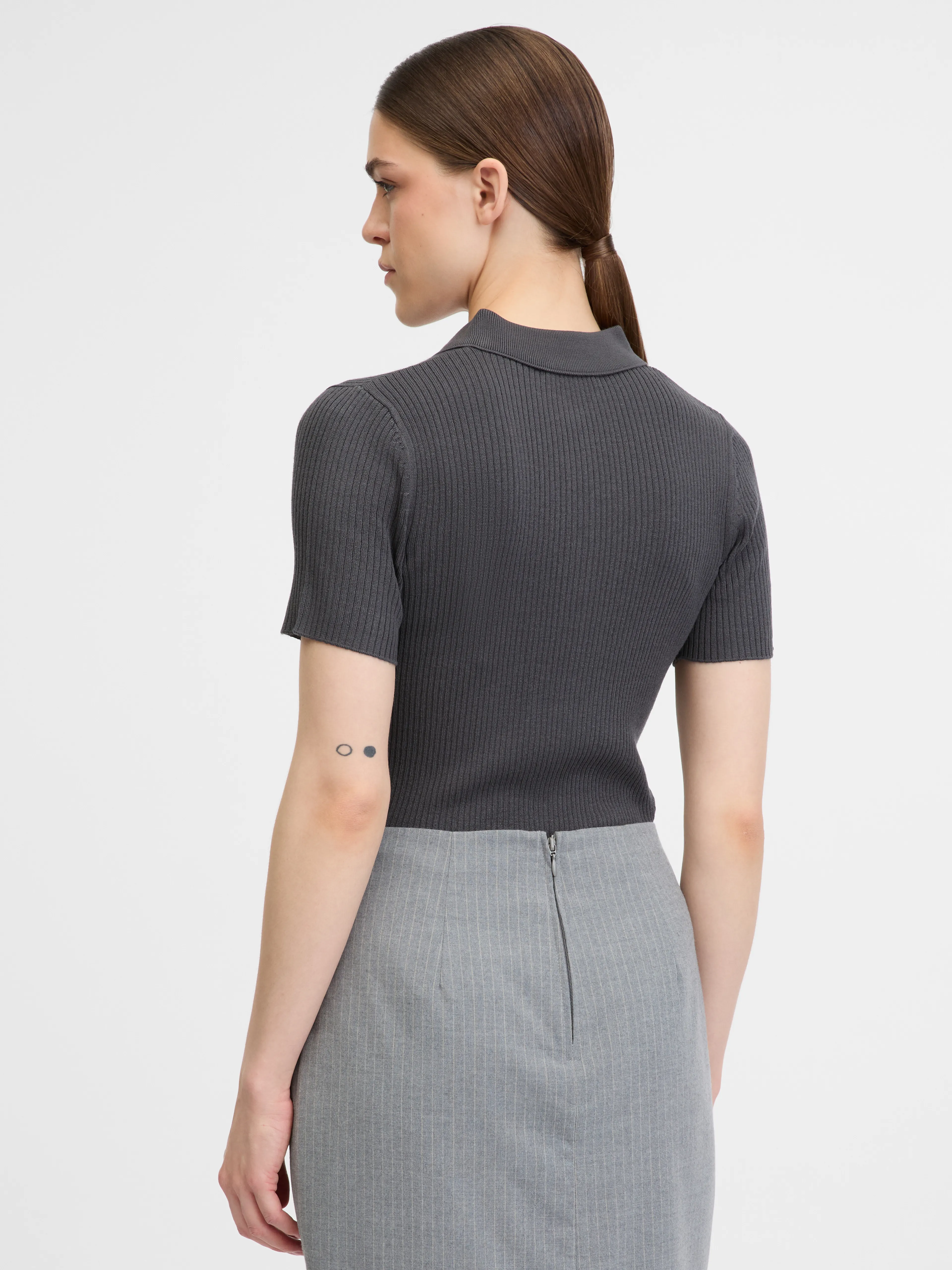 Dunkelgraues Damen-T-Shirt mit kurzen Ärmeln ORSAY