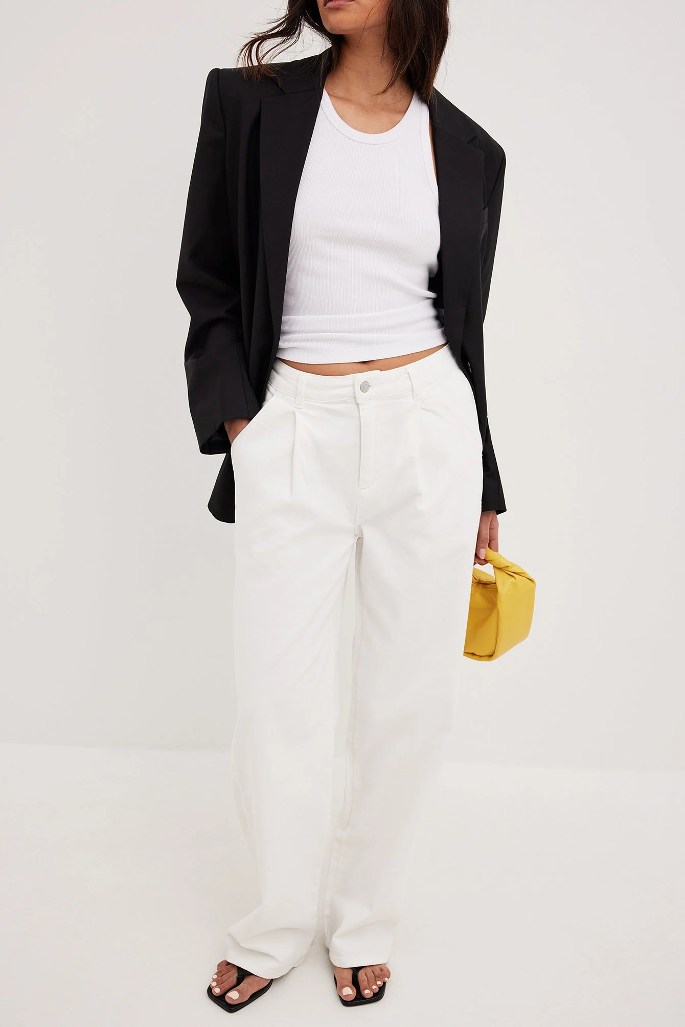 Weite Jeans mit mittelhoher Taille und Bundfalten