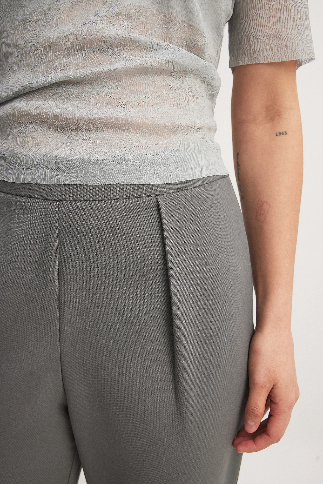 Schmal zulaufende Hose mit hoher Taille