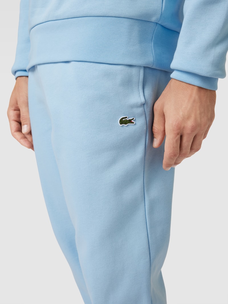 Regular Fit Sweatpants mit Label-Patch in hellblau