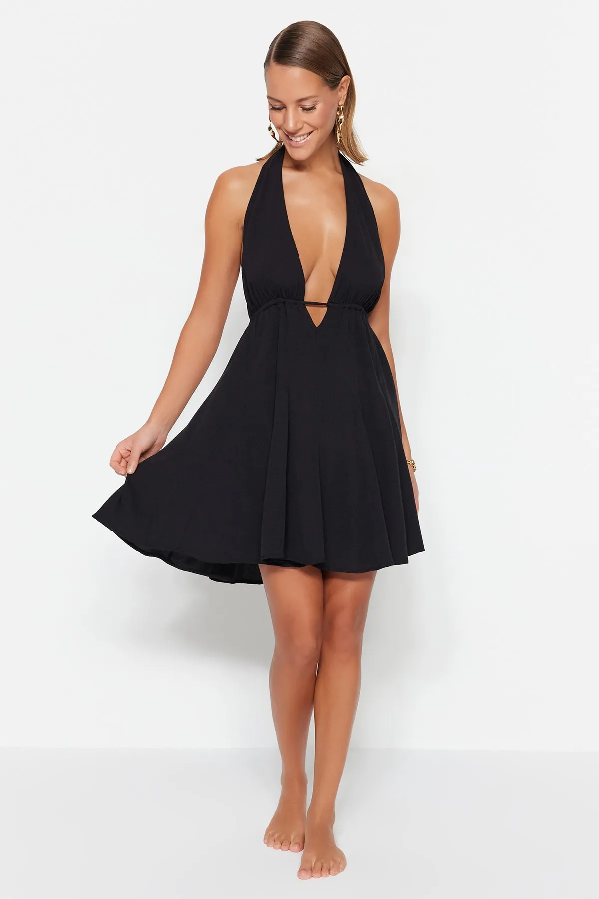 Trendyol Collection  Schwarzes, gewebtes, rückenfreies Mini-Strandkleid TBESS23EL00061
