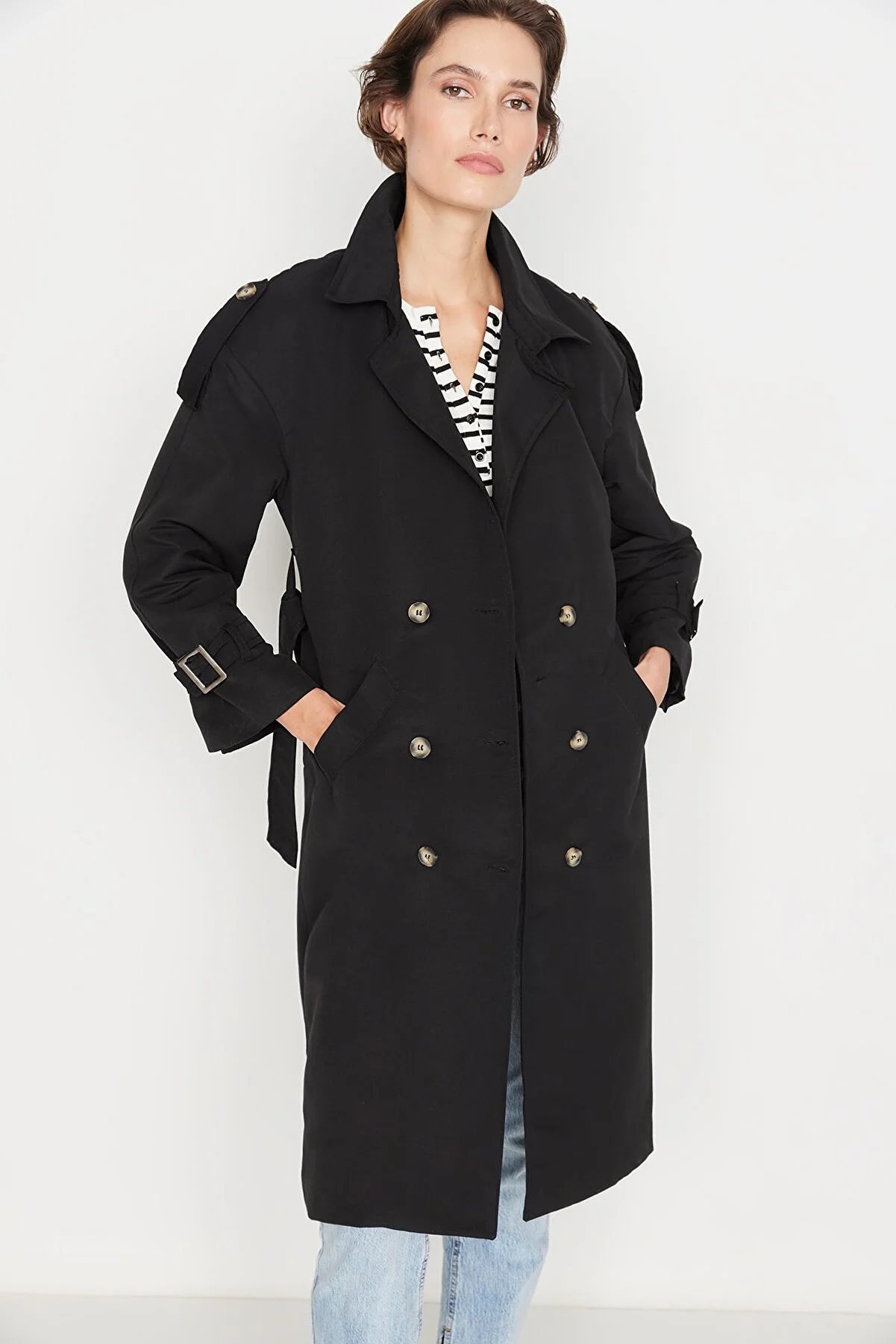 Trendyol Collection  Schwarzer, weit geschnittener, langer, wasserabweisender Trenchcoat mit Gürtel TWOSS21TR0005