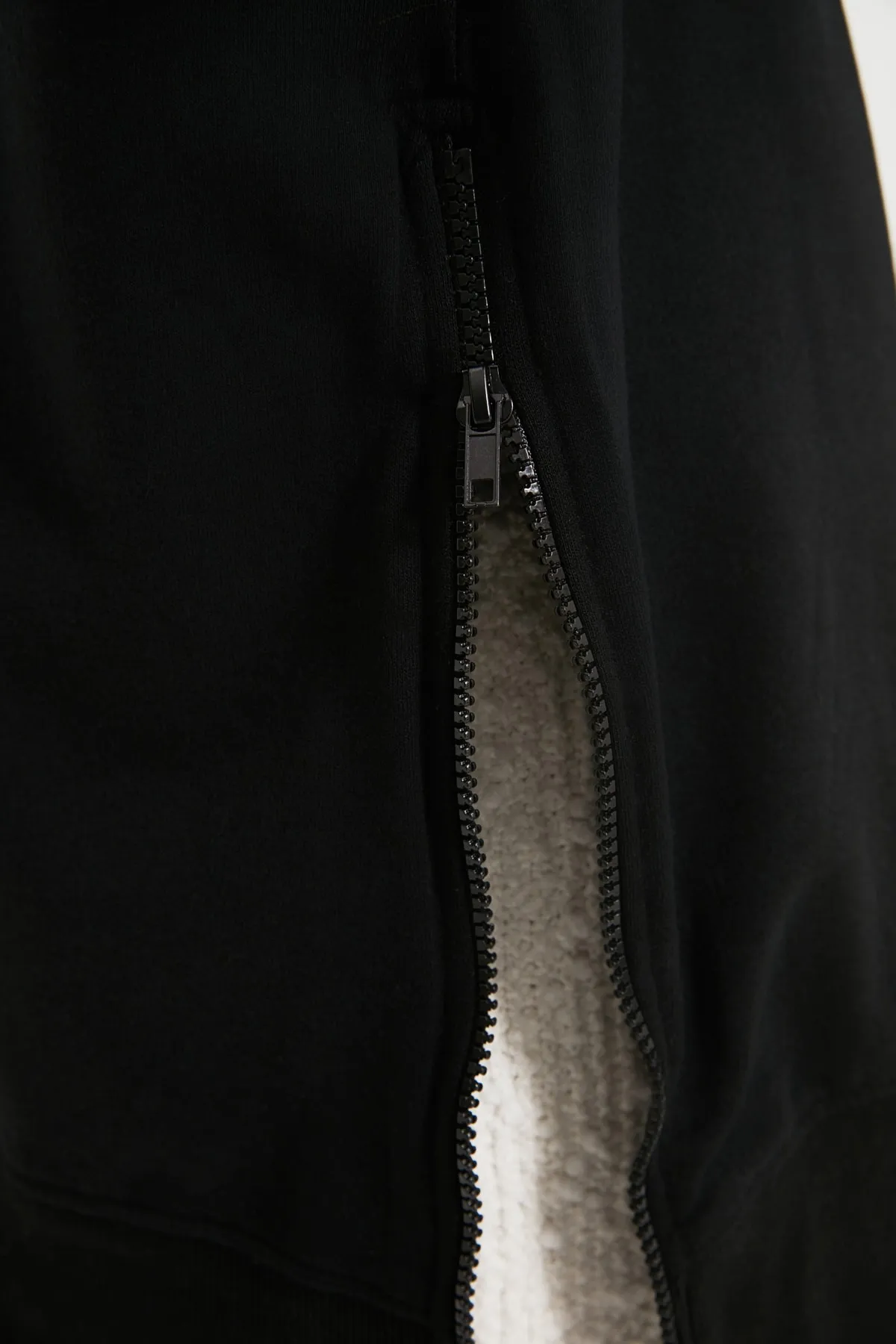 Trendyol Collection  Schwarzes, langes, übergroßes/weites Sweatshirt mit Reißverschluss, Stehkragen, dickem Fleece innen, Strick-Sweatshirt TWOAW20SW0322