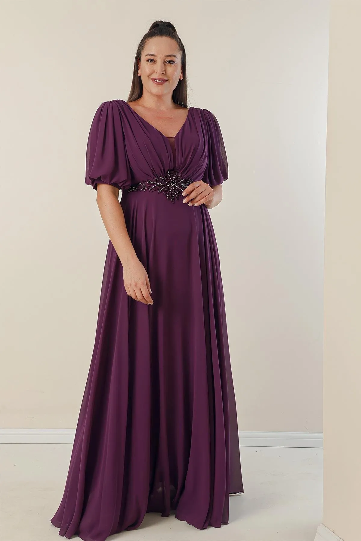 By Saygı  Langes Chiffonkleid in Übergröße mit V-Ausschnitt vorne und hinten, perlenbesetzter Taille, vorne gefüttert