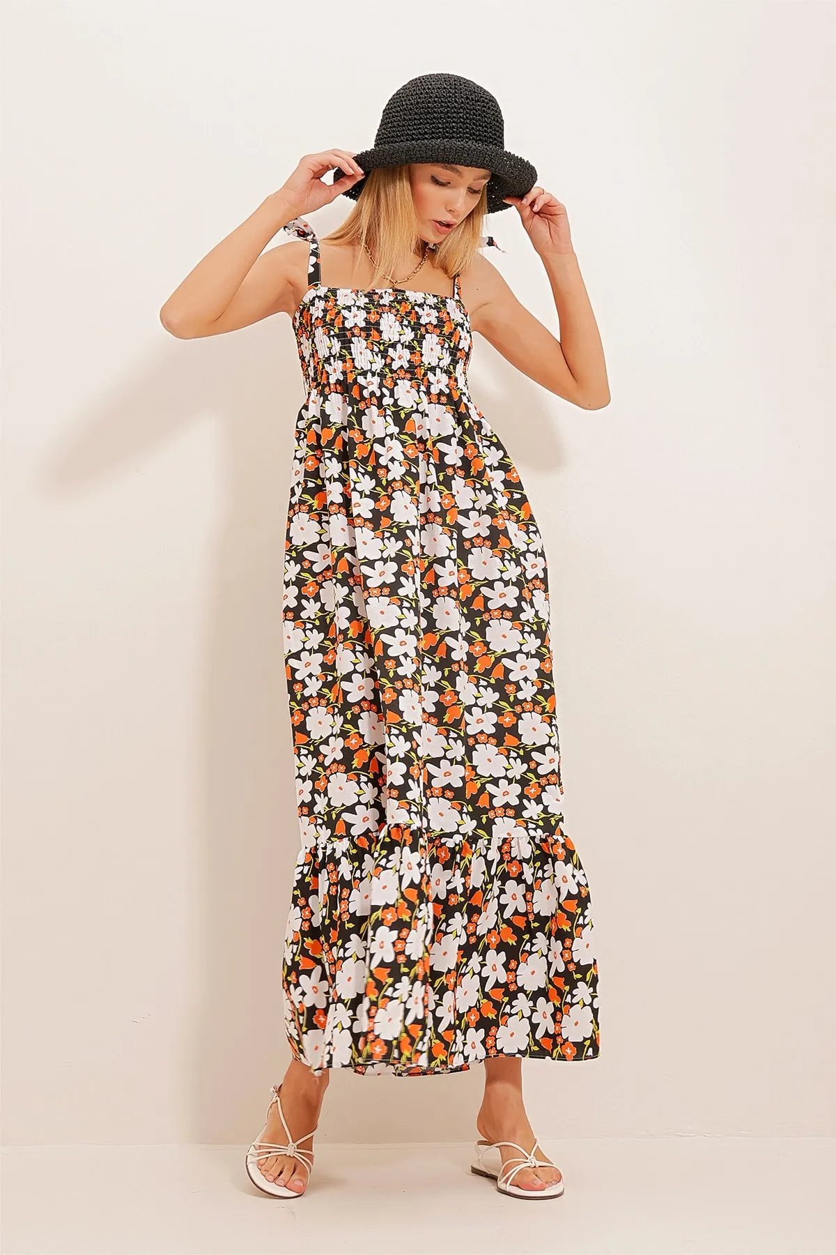 Trend Alaçatı Stili  Damenkleid aus Popeline mit Blumenmuster in Schwarz und Orange mit Seilriemen und Volantsaum ALC-X8732