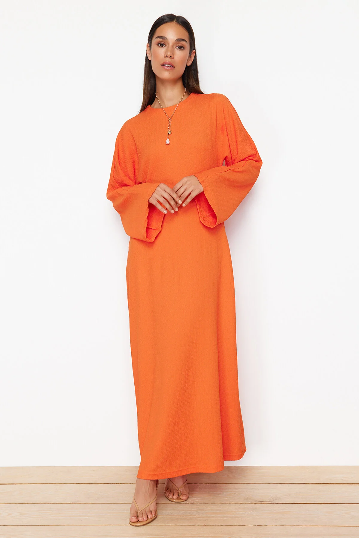 Trendyol Modest  Orangefarbenes Strickkleid mit spanischen Ärmeln TCTSS23EB00210