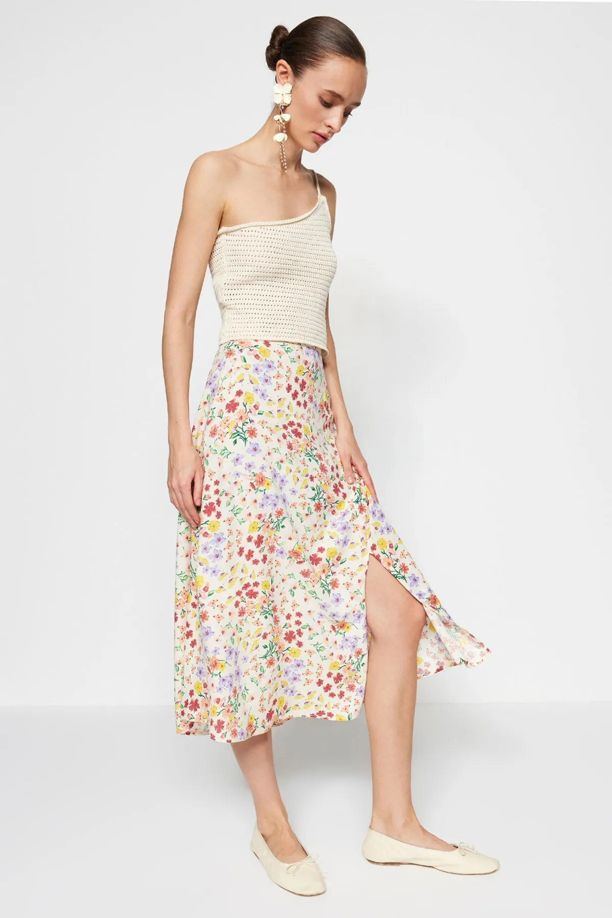 Trendyol Collection  Ecrufarbener Midi-Webrock aus Viskosestoff mit detailliertem Blumenmuster und Schlitz TWOSS20ET0230