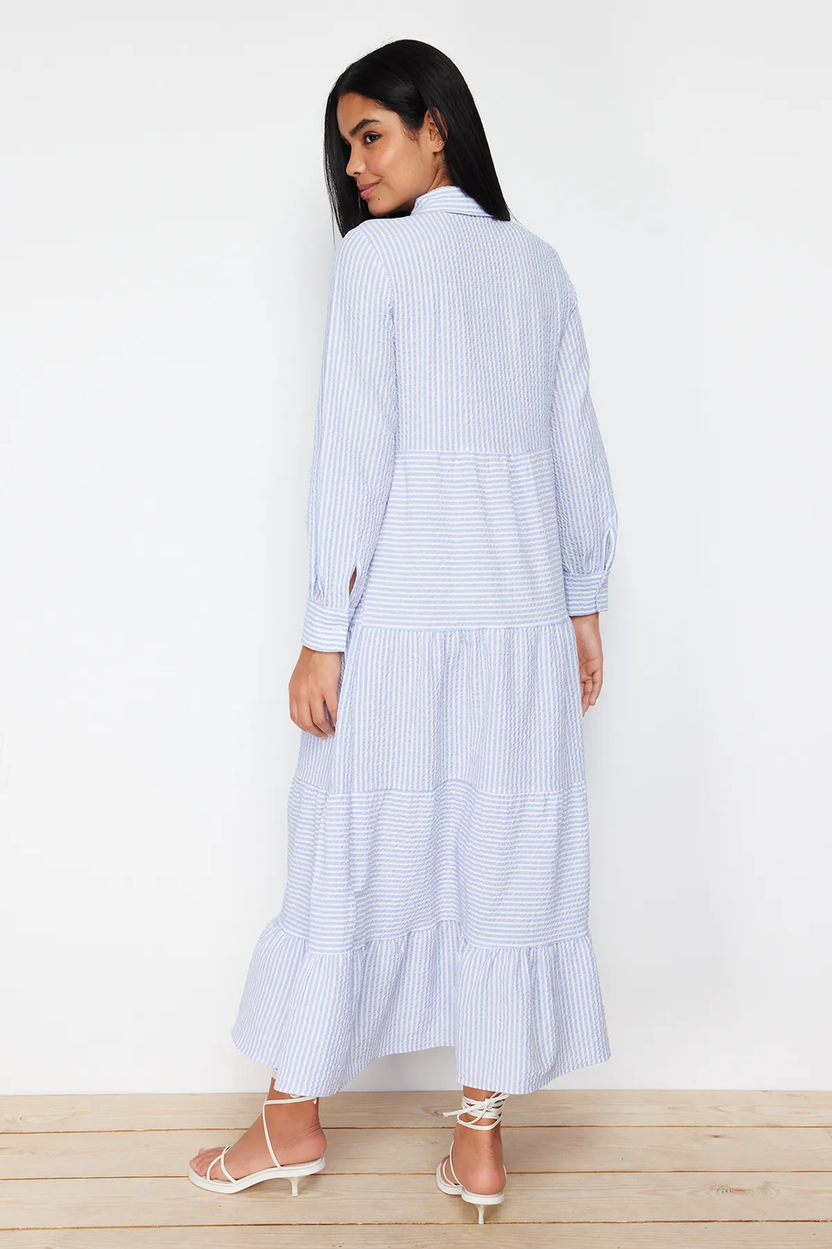 Trendyol Modest  Blaues, gewebtes Kleid mit Hemdkragen, gestreift und gefüttert TCTSS24EB00055