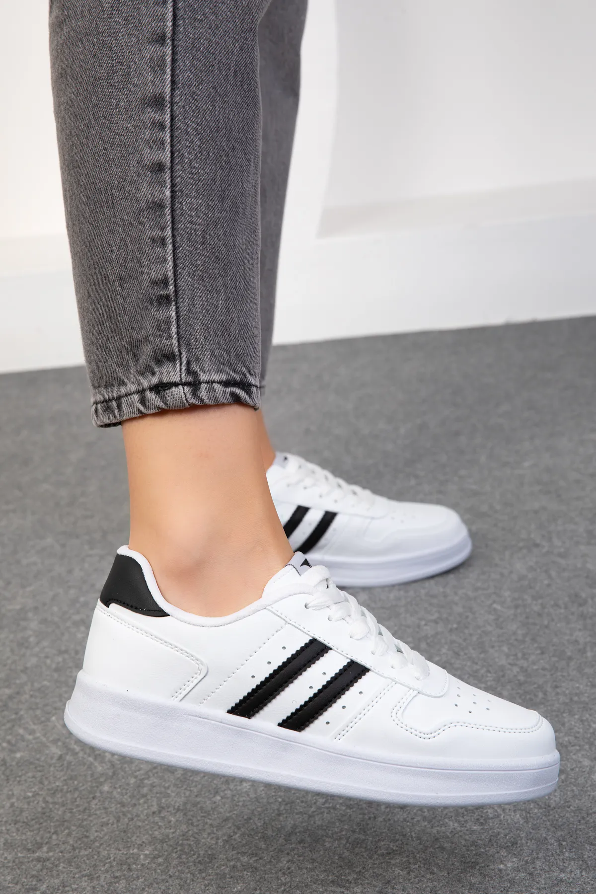 SOHO  Weiß-Schwarze Damen Sneakers 18862