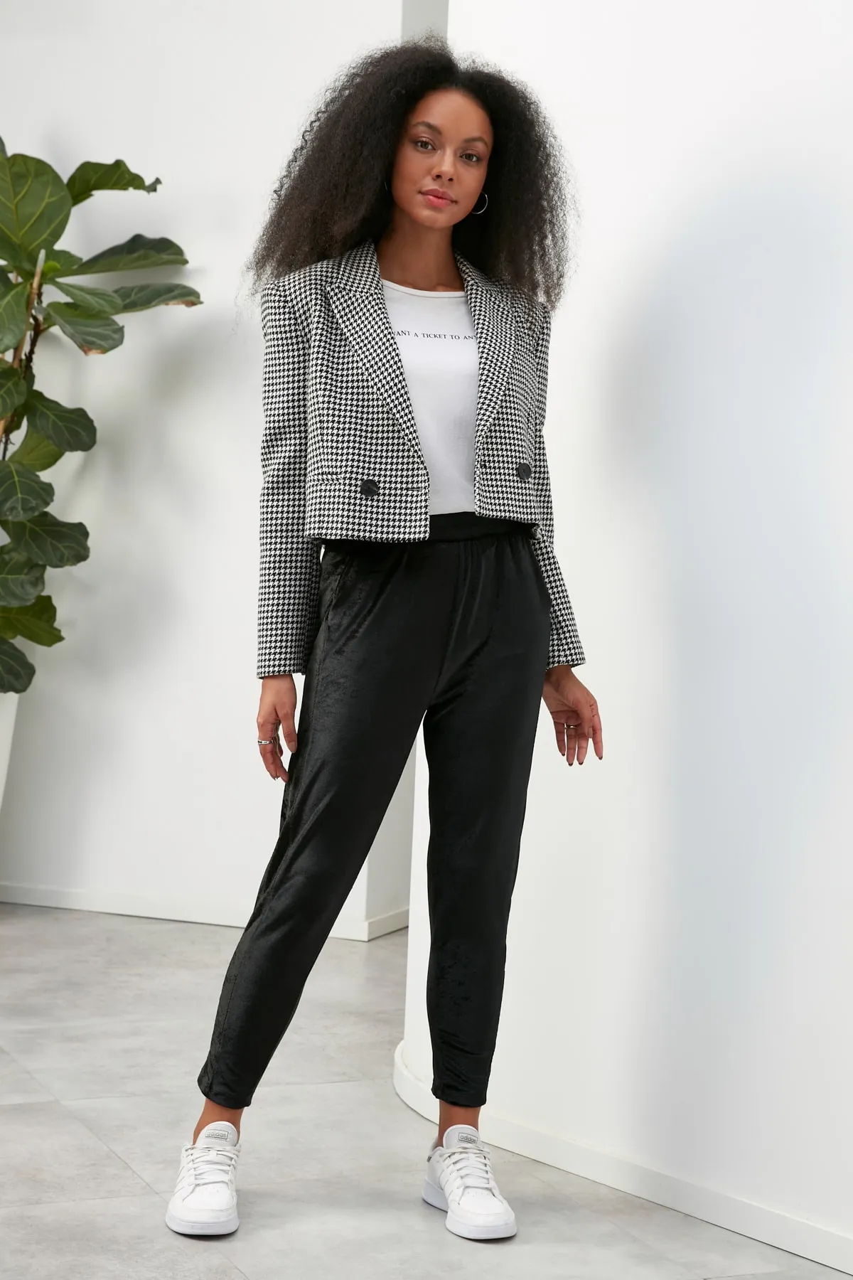 Nottis by Trendyol  Schwarze Jogger-Strickhose aus Samt TWOAW22EA0674