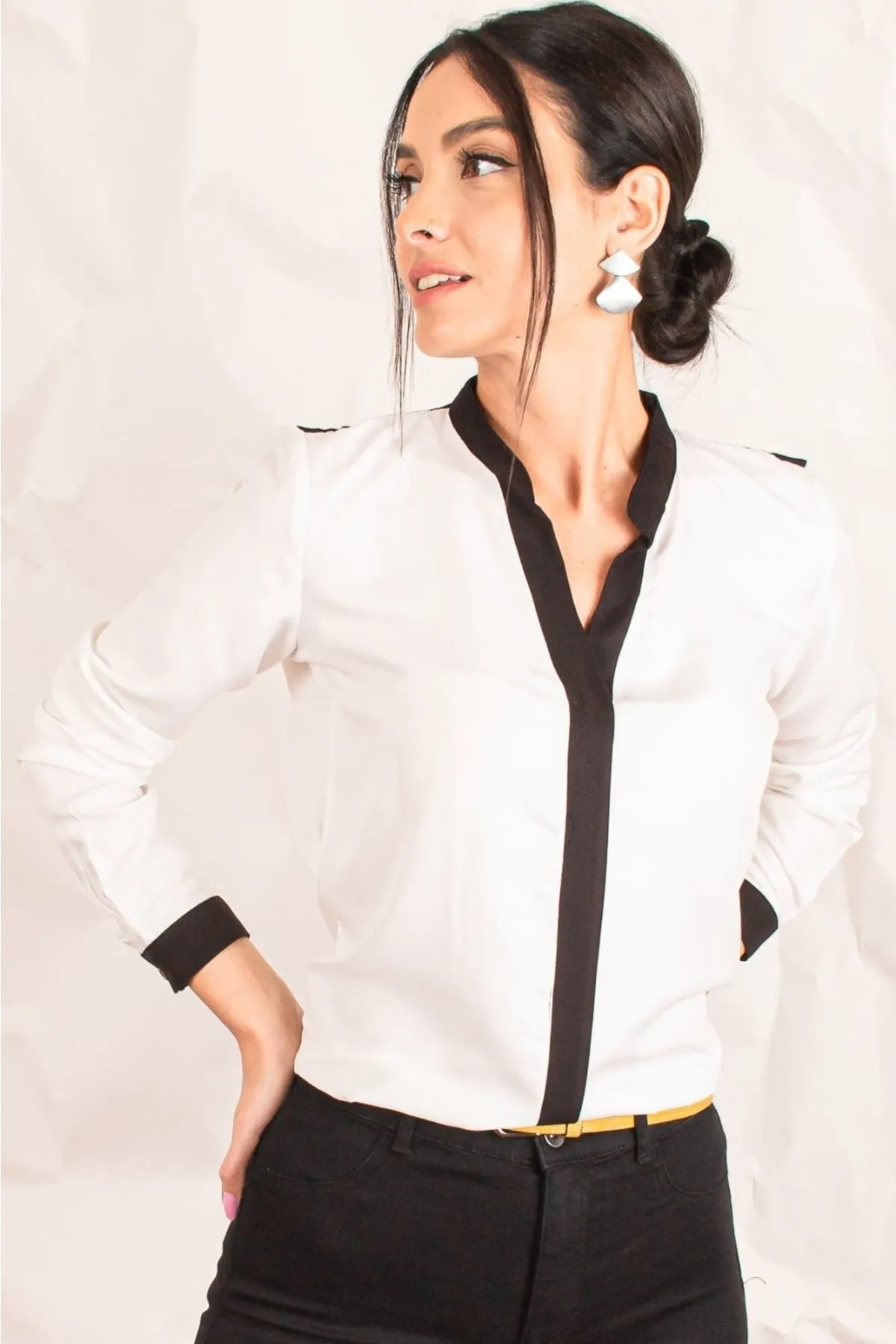 armonika  Ecrufarbenes, vorne gestreiftes Damenhemd ARM-18K001255
