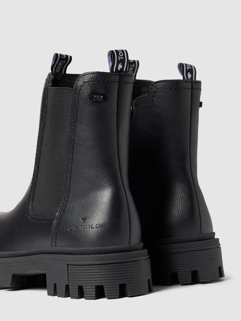 Chelsea Boots in Leder-Optik in schwarz