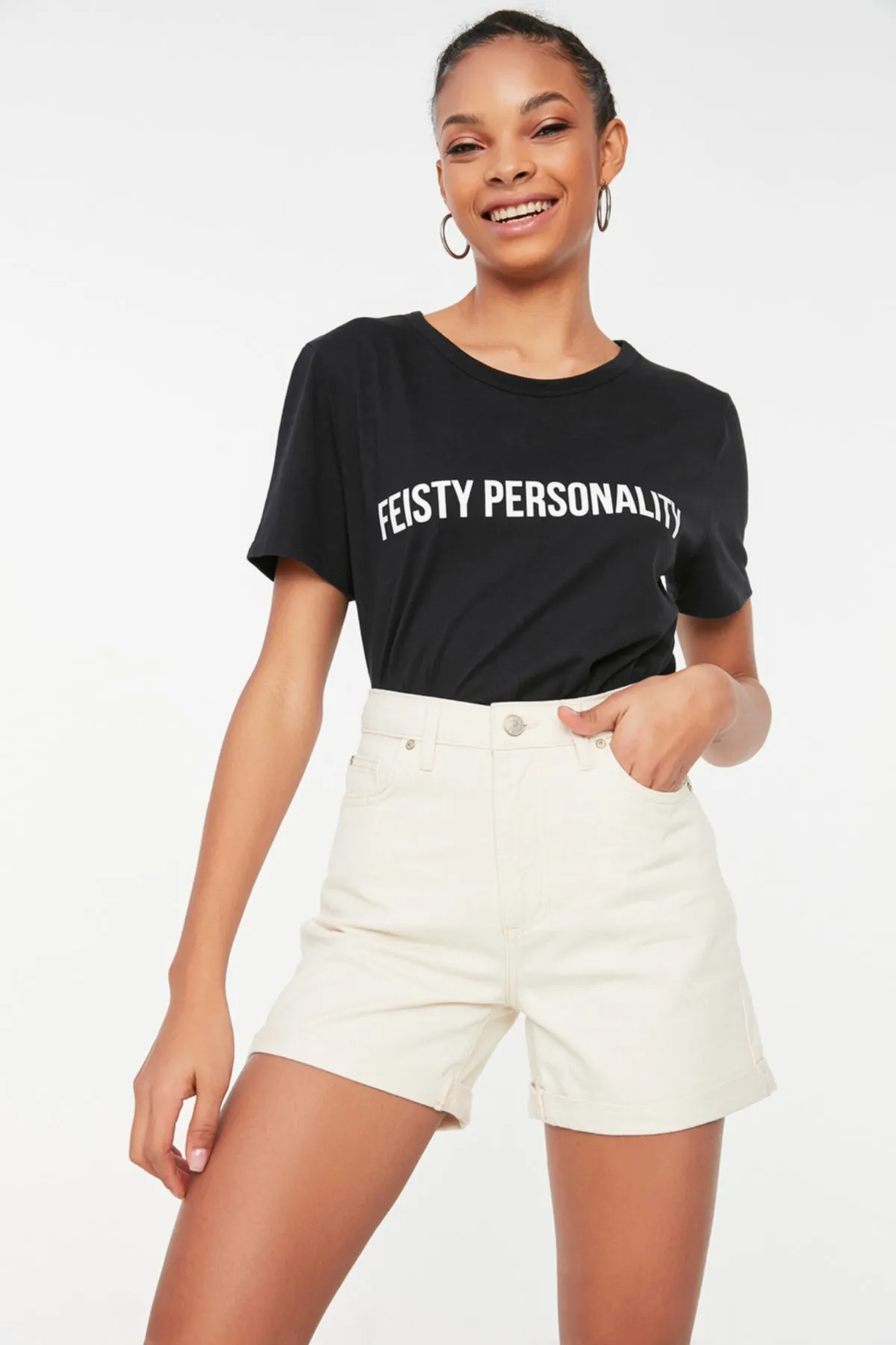 Trendyol Collection  Ecrufarbene, umgeschlagene Jeansshorts mit hoher Taille TWOSS20SR0231
